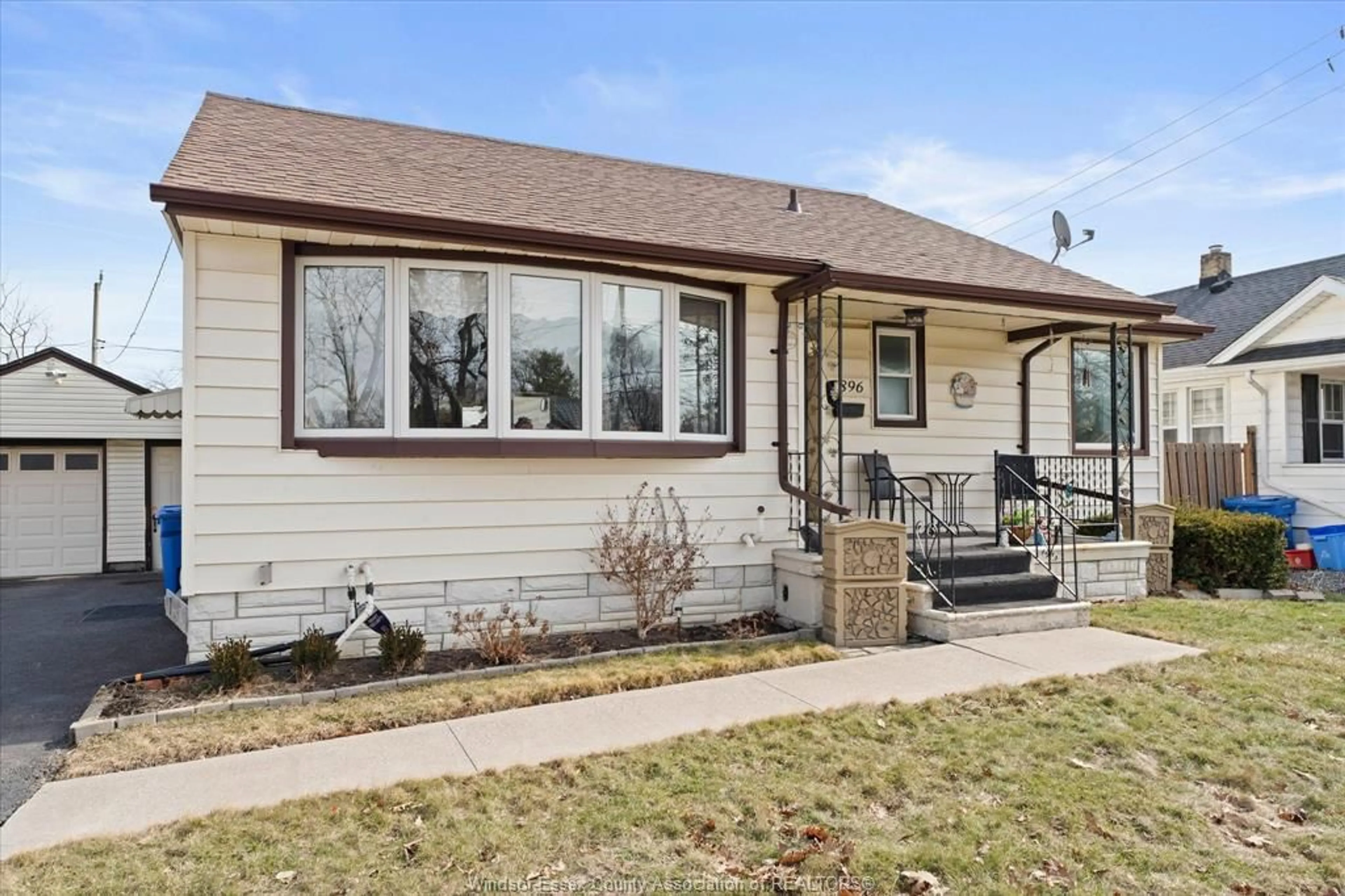 Home with vinyl exterior material, street for 1896 BUCKINGHAM Dr, Windsor Ontario N8T 2A8