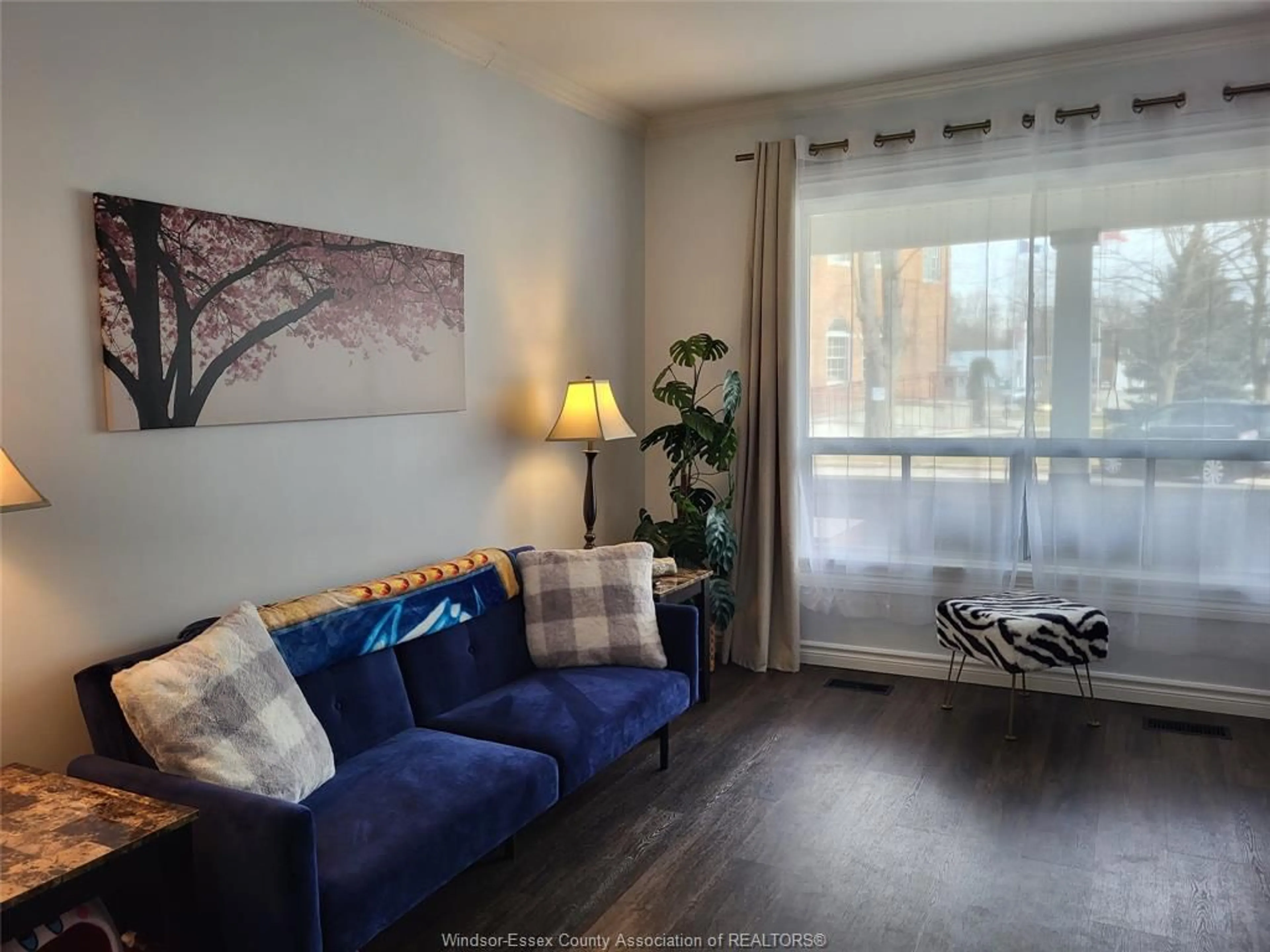 Living room with furniture, wood/laminate floor for 21 ALICE St, Thamesville Ontario N0P 2K0