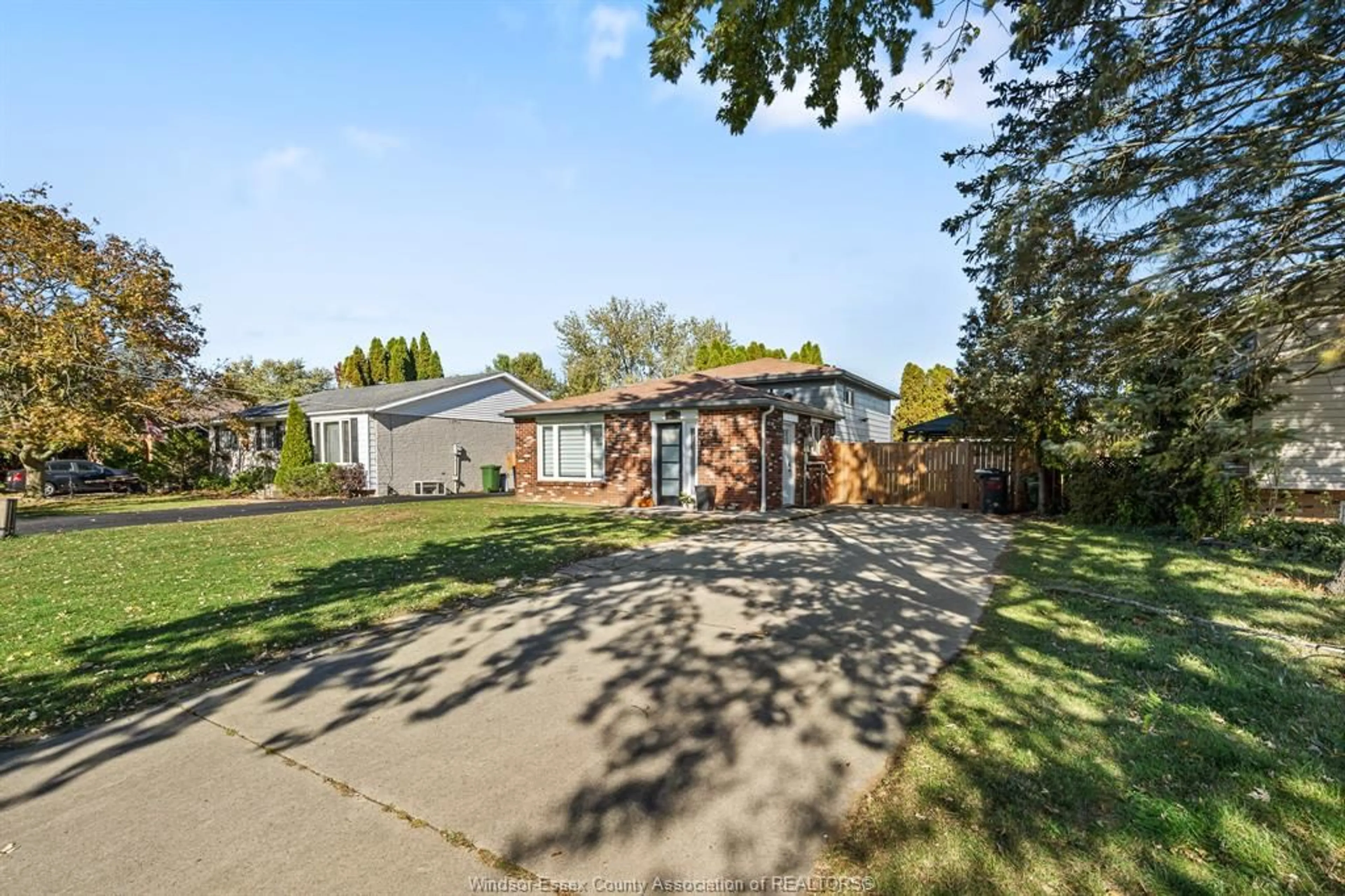 A pic from outside/outdoor area/front of a property/back of a property/a pic from drone, street for 252 Murdoch, Harrow Ontario N0R 1G0