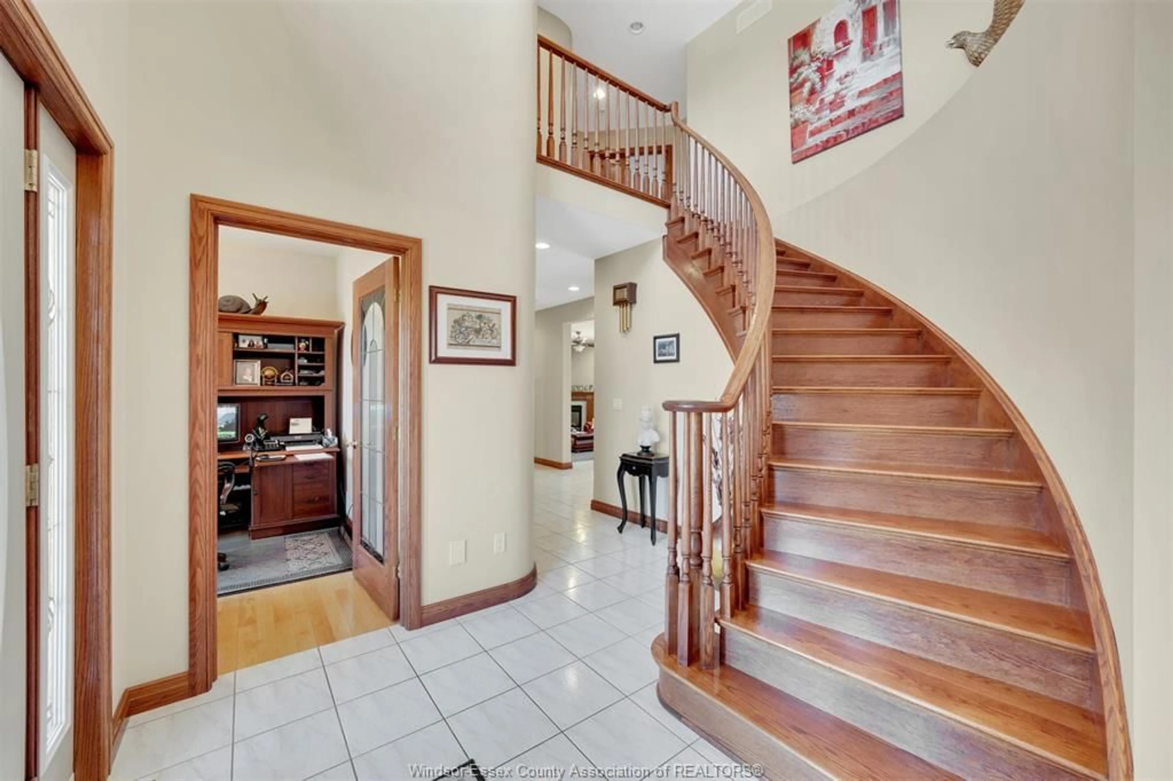 Indoor foyer for 1912 CORBI Lane, Tecumseh Ontario N8N 5C8