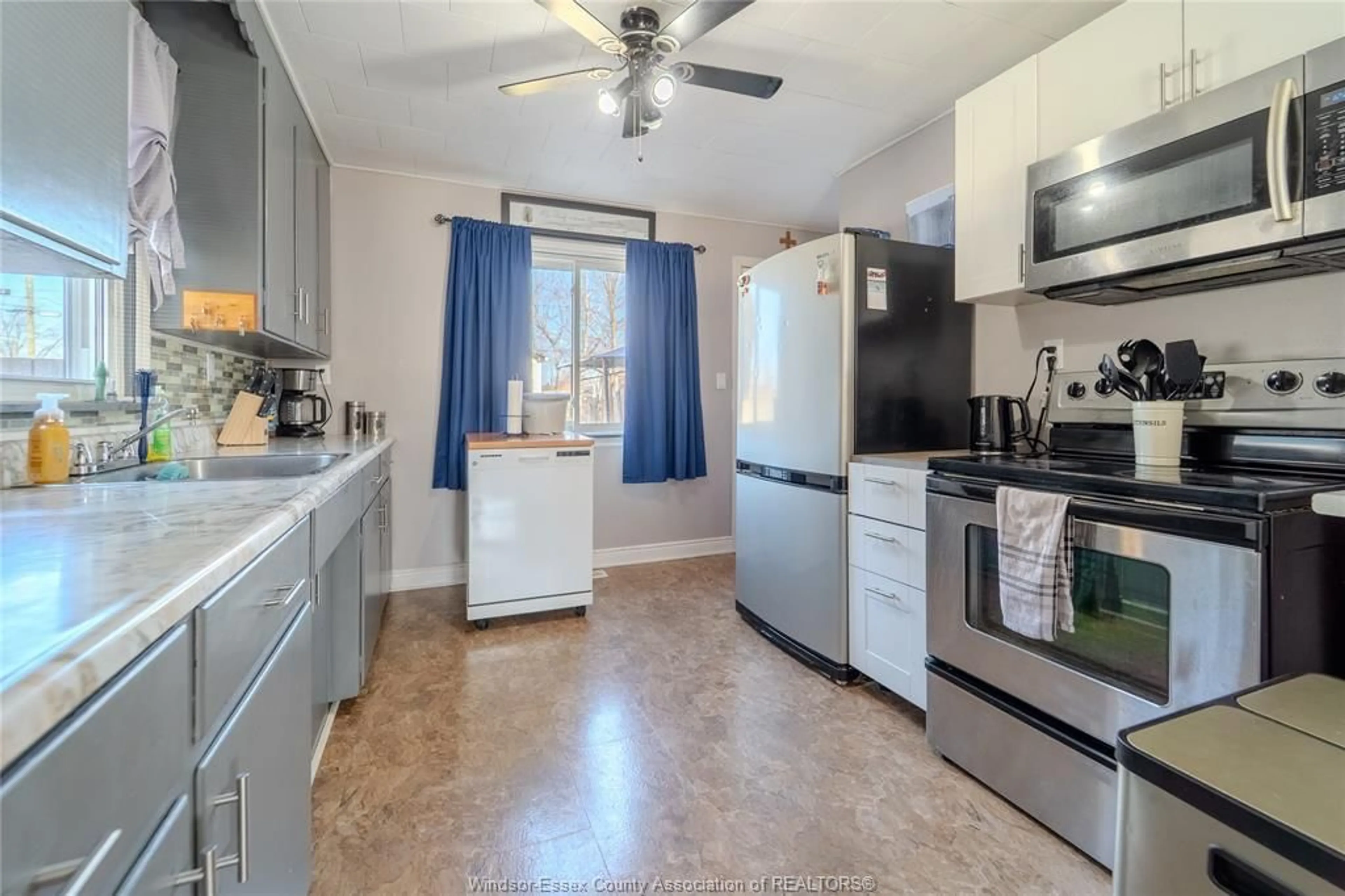 Standard kitchen, ceramic/tile floor for 720 Vanier St, Windsor Ontario N8X 3E6