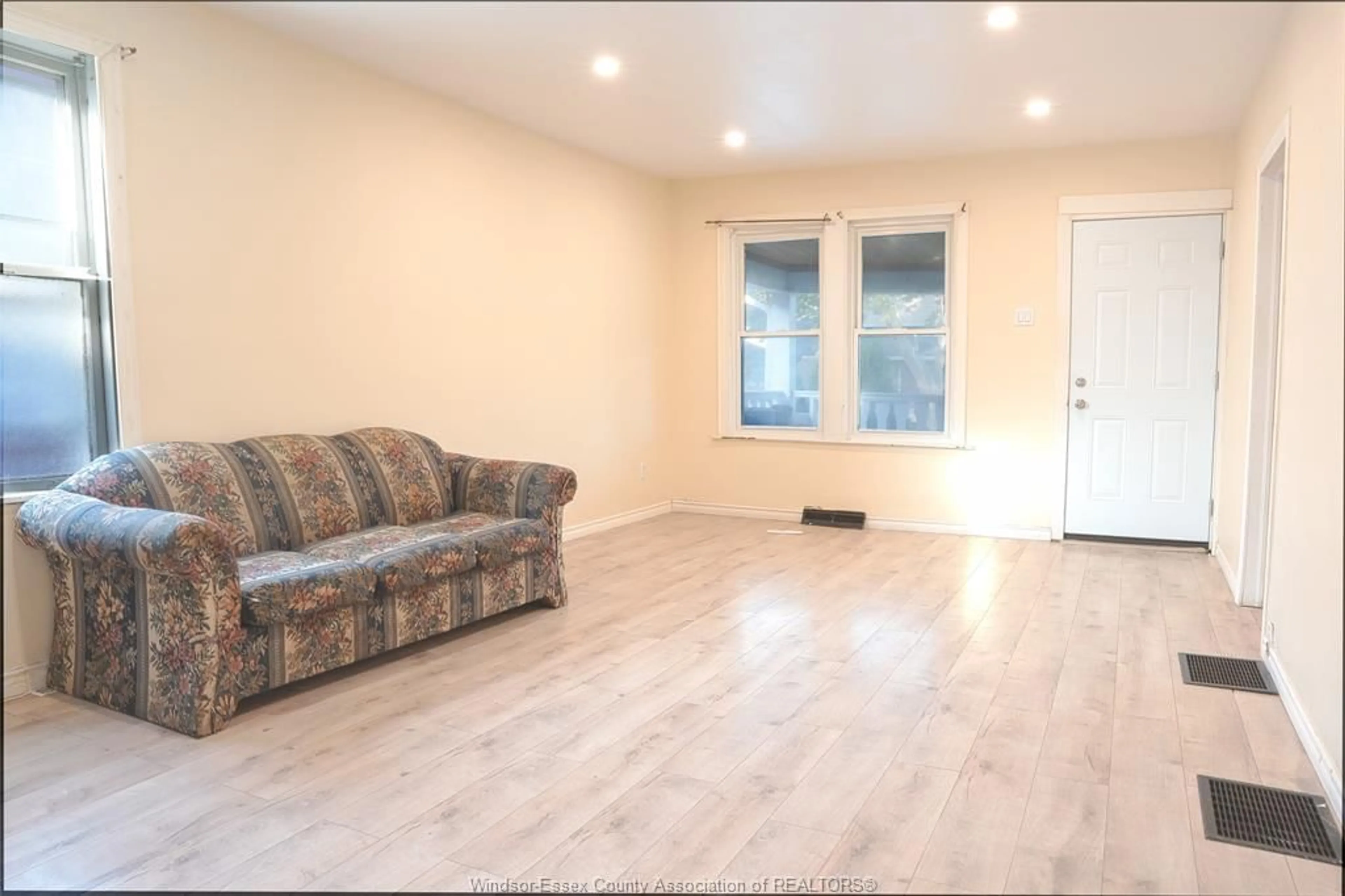 A pic of a room for 1025 CURRY Ave, Windsor Ontario N9B 2A6