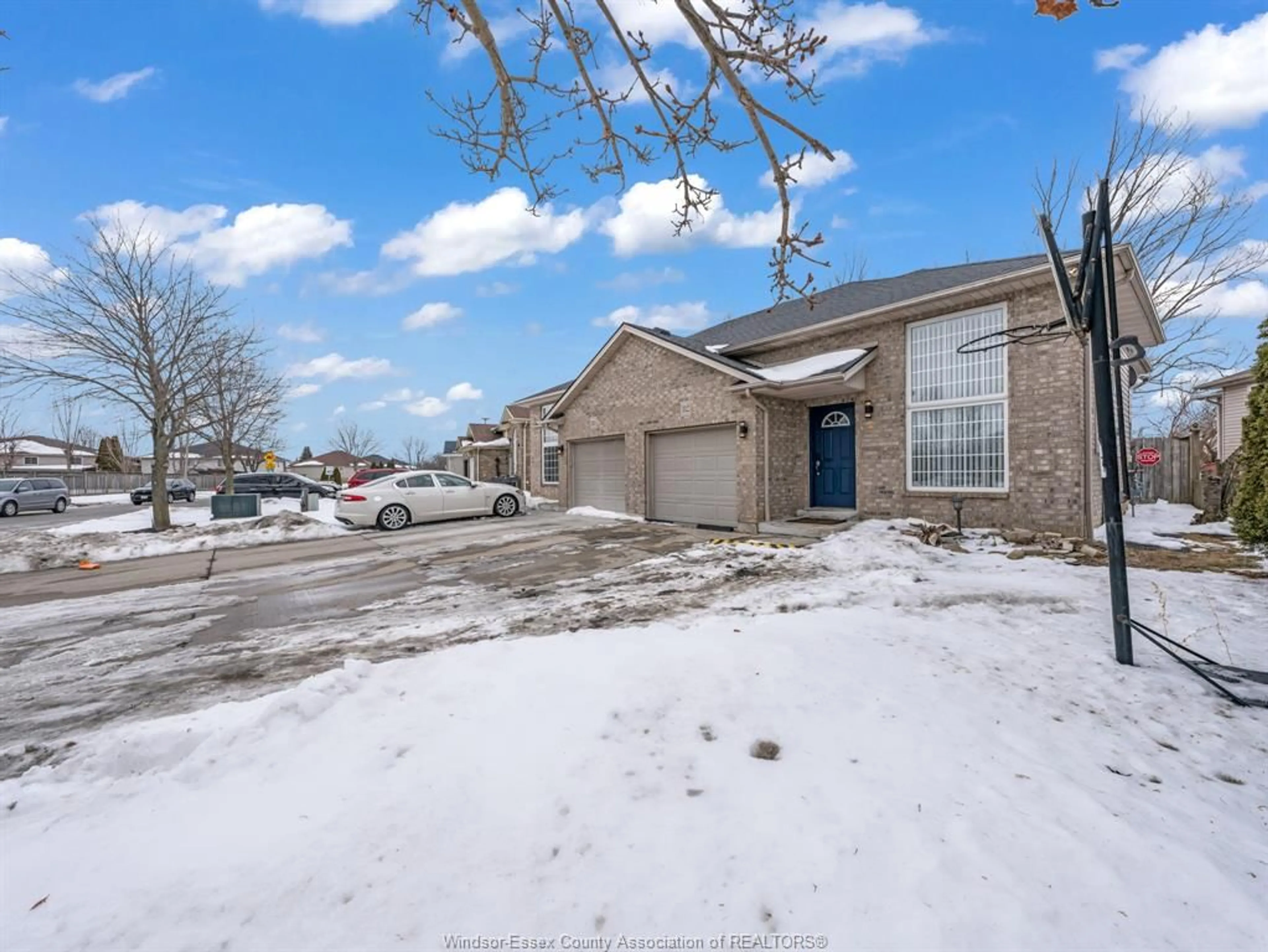 A pic from outside/outdoor area/front of a property/back of a property/a pic from drone, street for 112 SUTTON Dr, Leamington Ontario N8H 5K5