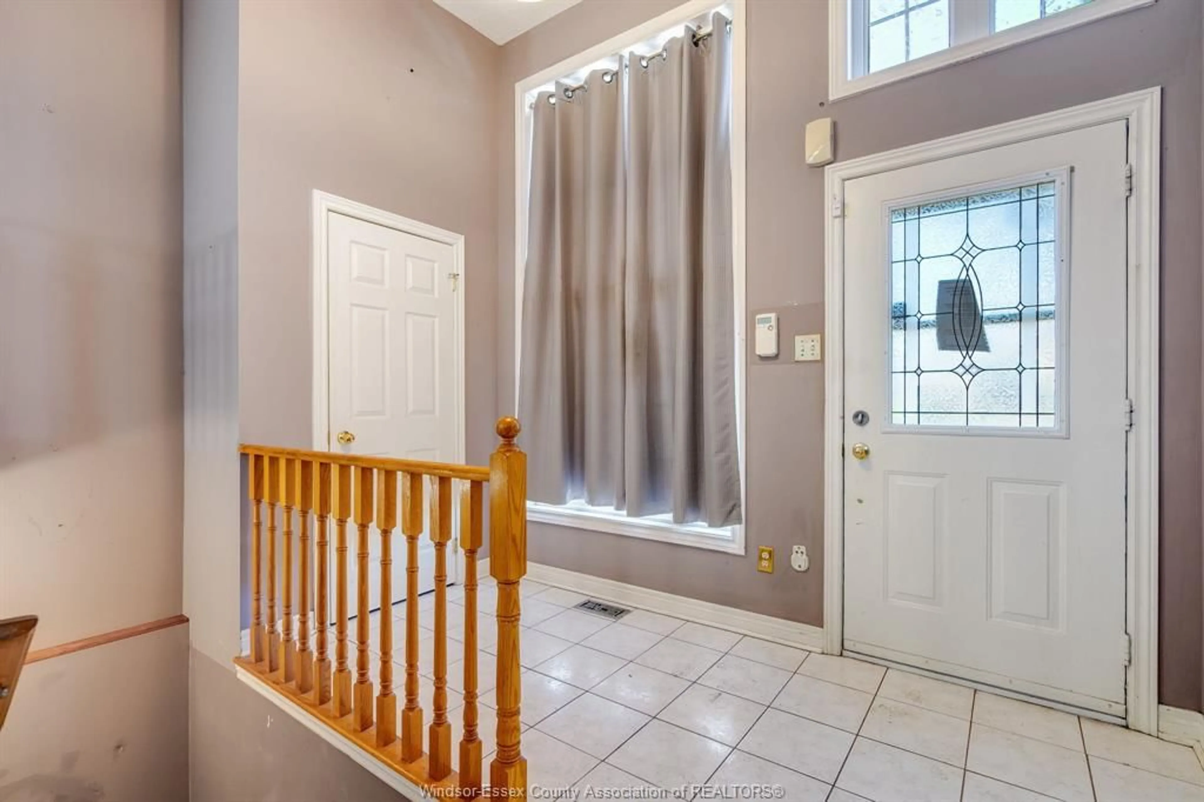 Indoor entryway for 1610 Heatherglen, Tecumseh Ontario N8N 4B5