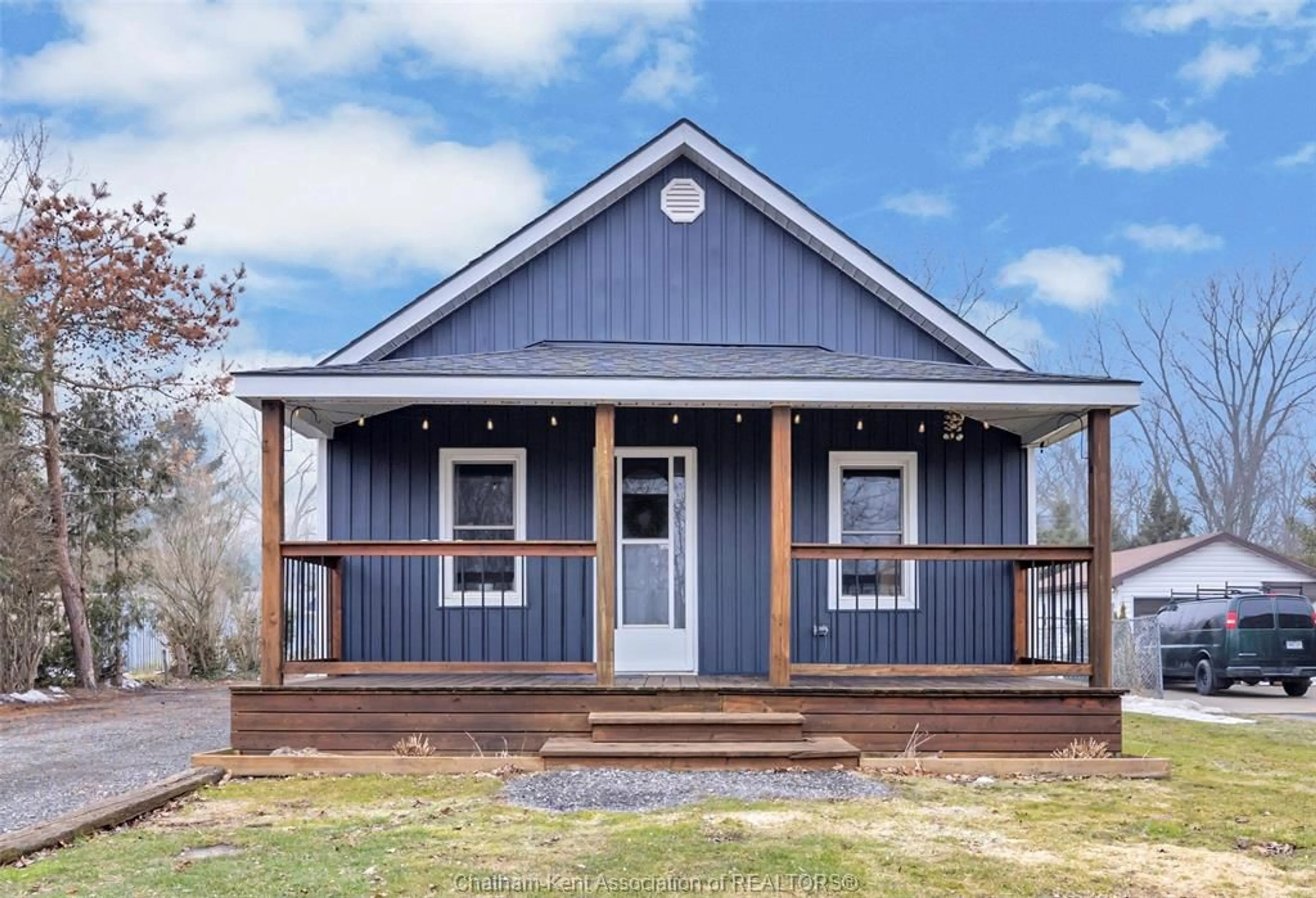 Home with vinyl exterior material, building for 30232 West Bothwell Rd, Bothwell Ontario N0P 1C0