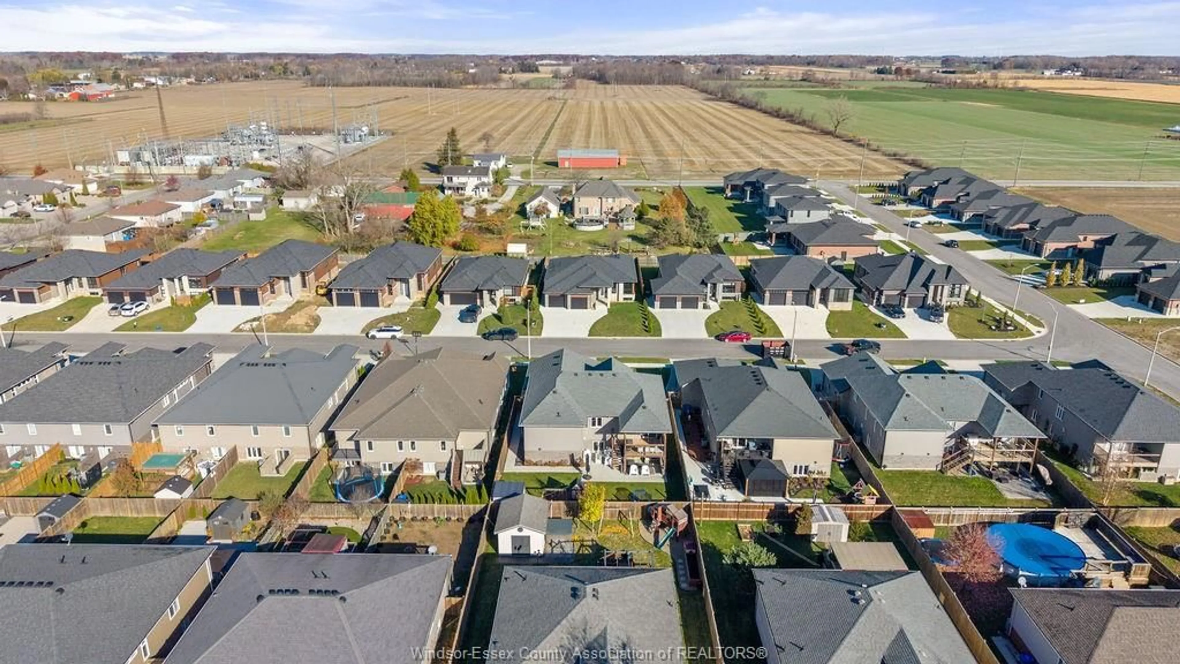 A pic from outside/outdoor area/front of a property/back of a property/a pic from drone, street for 25 WOODLAND ST, Kingsville Ontario N9Y 0A9