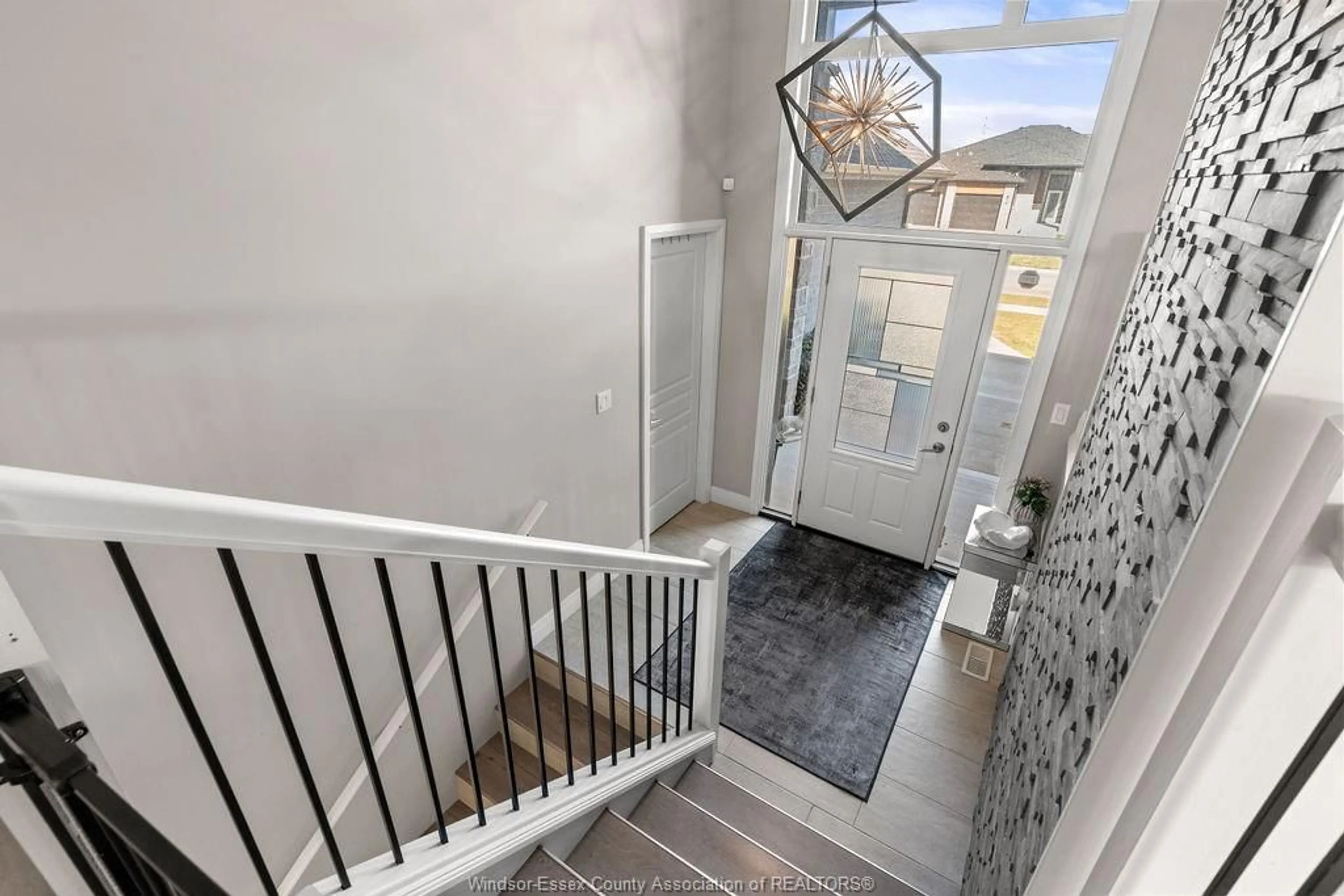 Indoor entryway for 25 WOODLAND ST, Kingsville Ontario N9Y 0A9