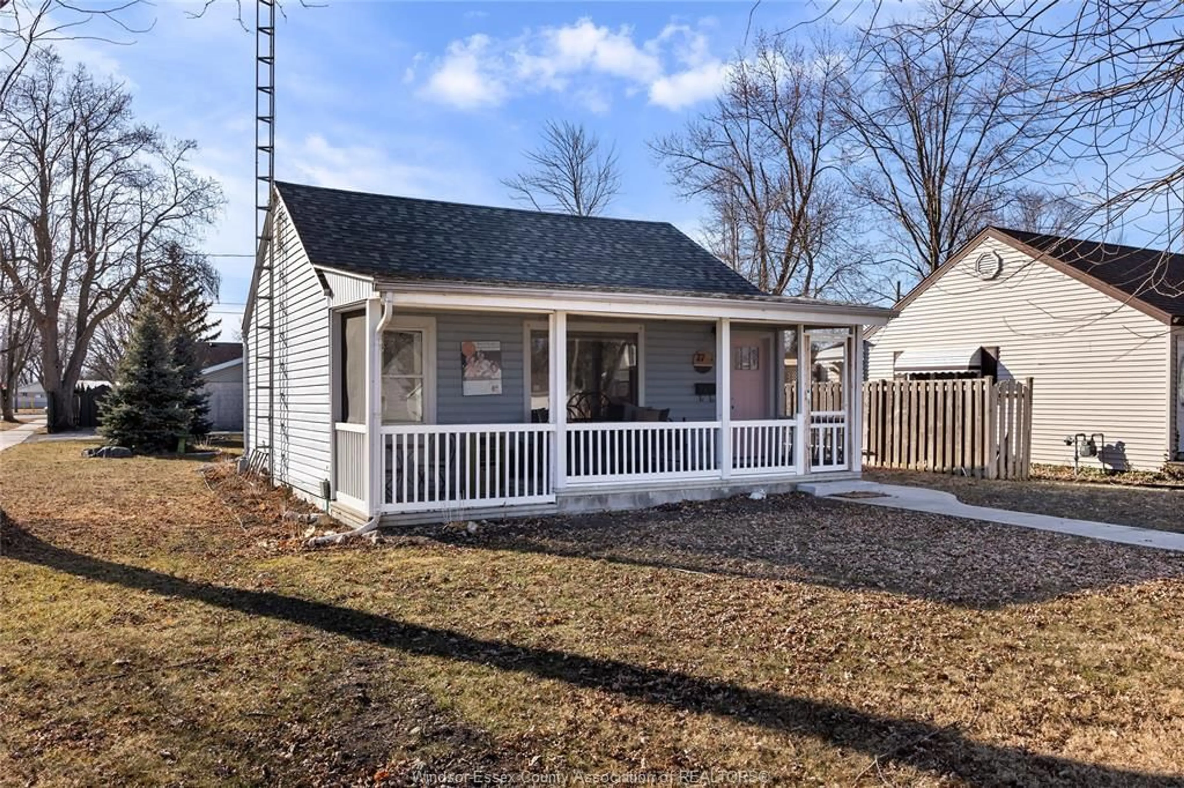 Home with vinyl exterior material, street for 37 RICHARDSON Ave, Tilbury Ontario N0P 2L0