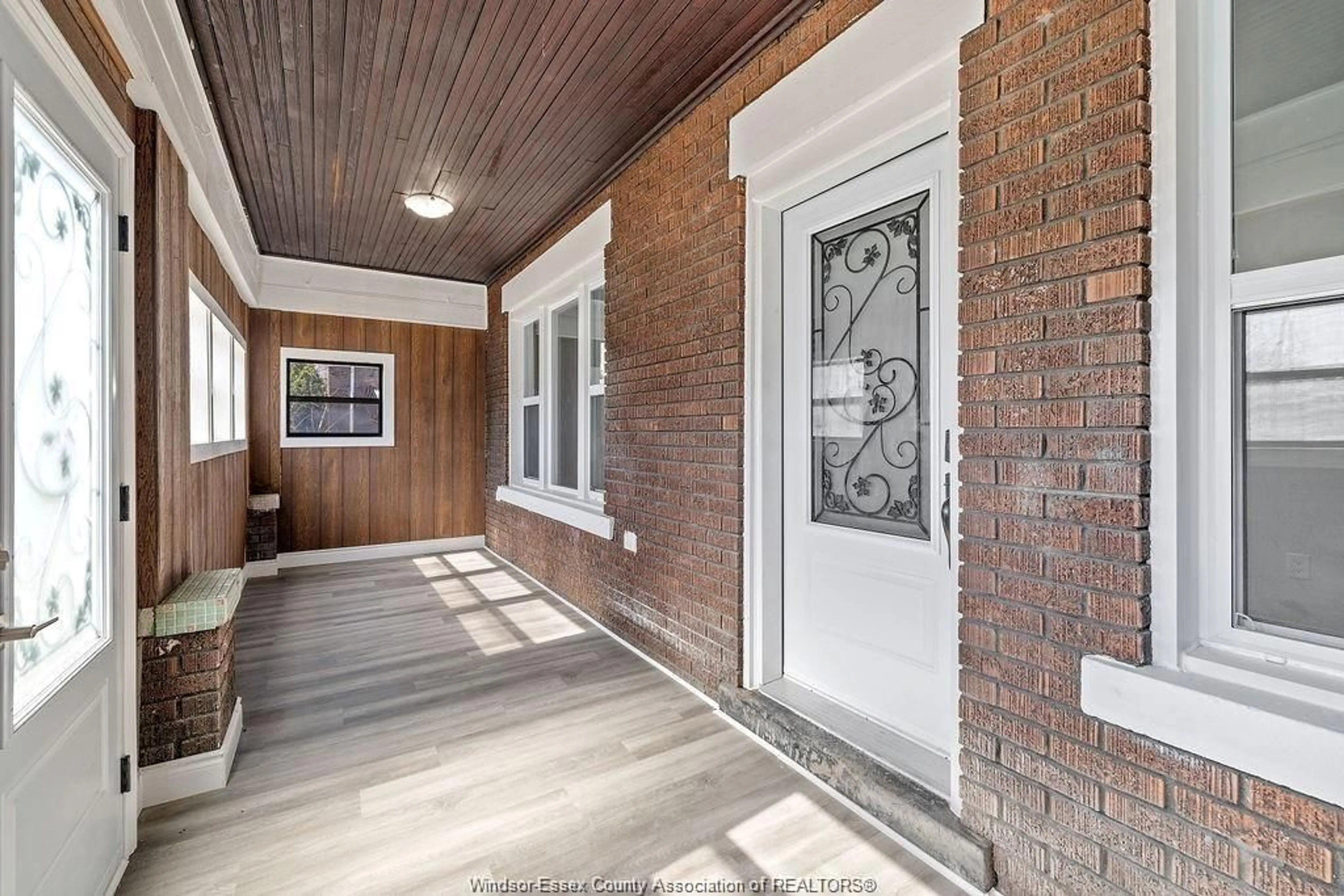 Indoor entryway for 348 CAROLINE, Windsor Ontario N9A 6A4