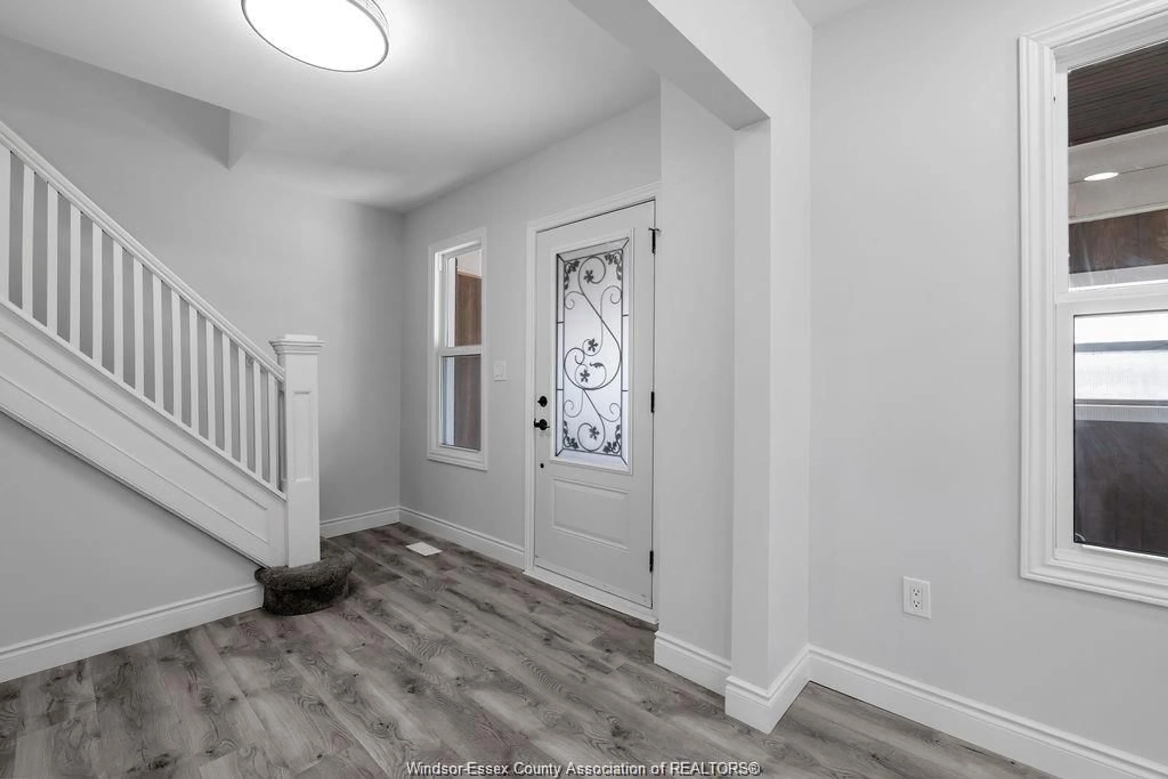 Indoor entryway for 348 CAROLINE, Windsor Ontario N9A 6A4