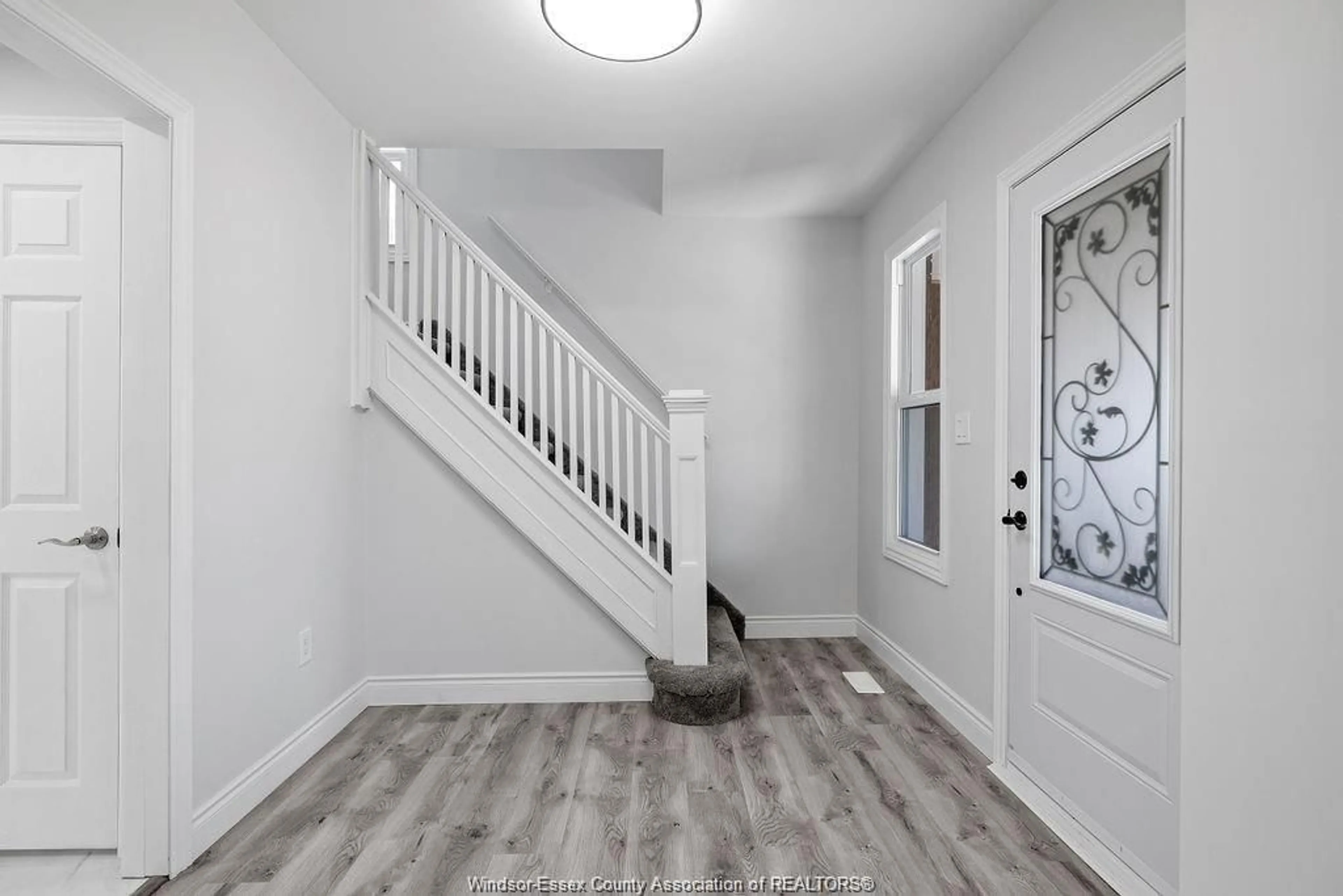 Indoor entryway for 348 CAROLINE, Windsor Ontario N9A 6A4