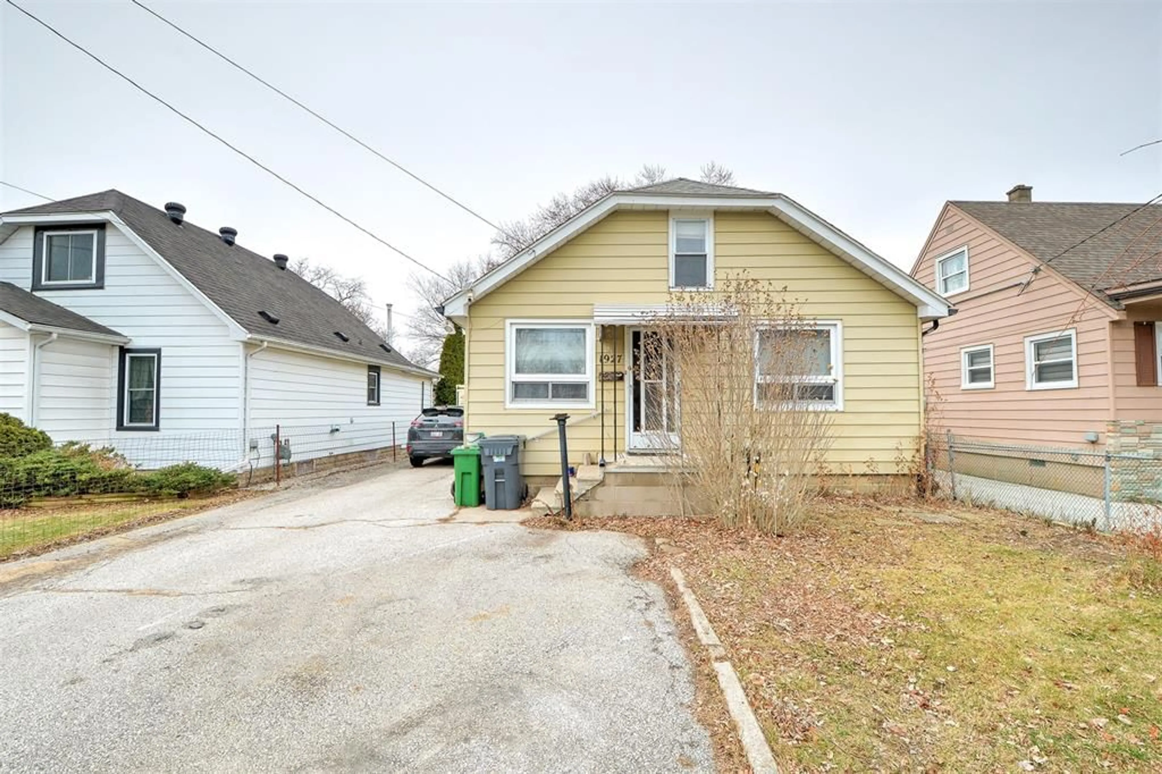 A pic from outside/outdoor area/front of a property/back of a property/a pic from drone, street for 1927 Balfour Blvd, Windsor Ontario N8T 2S4