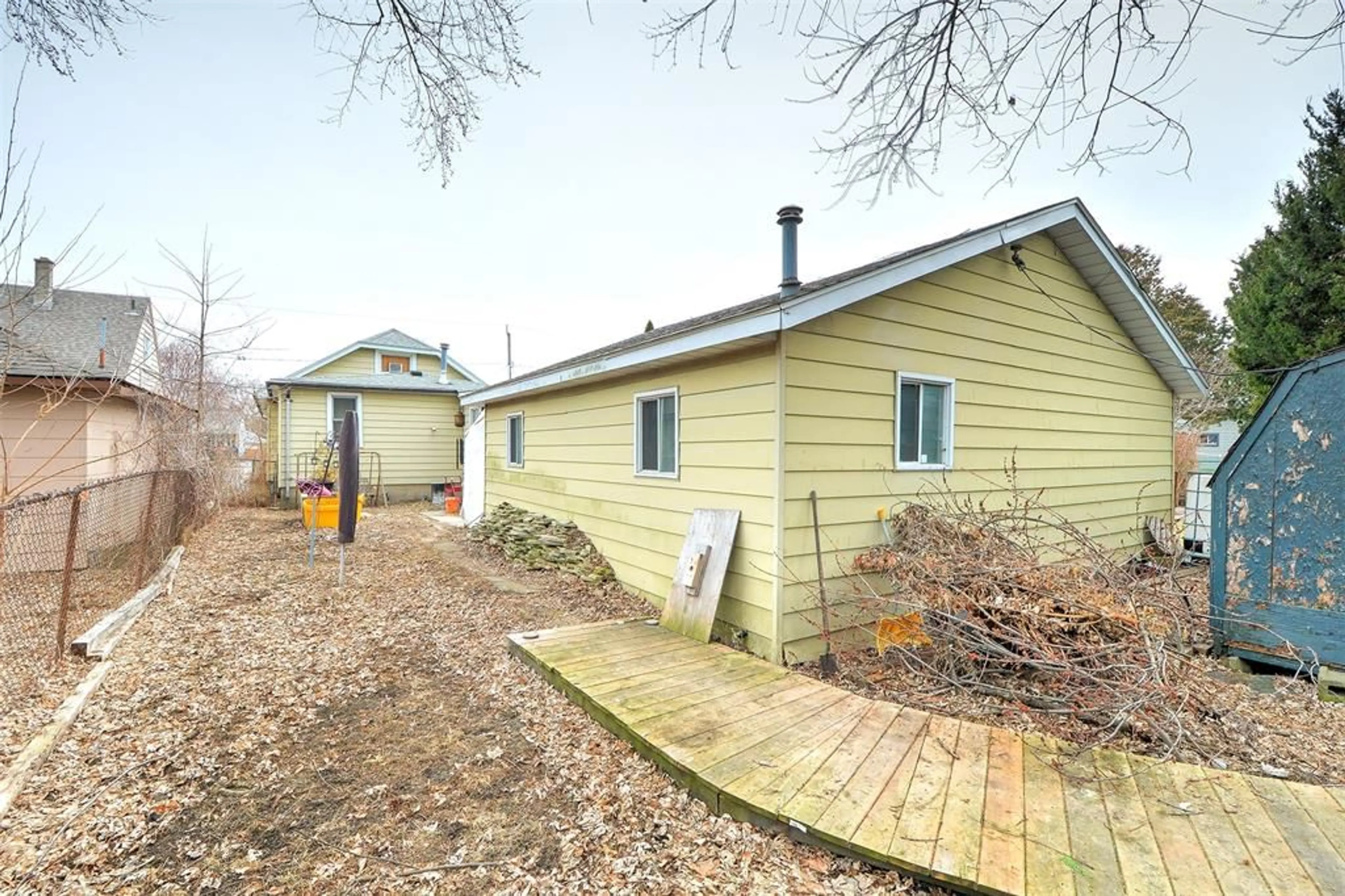 A pic from outside/outdoor area/front of a property/back of a property/a pic from drone, street for 1927 Balfour Blvd, Windsor Ontario N8T 2S4