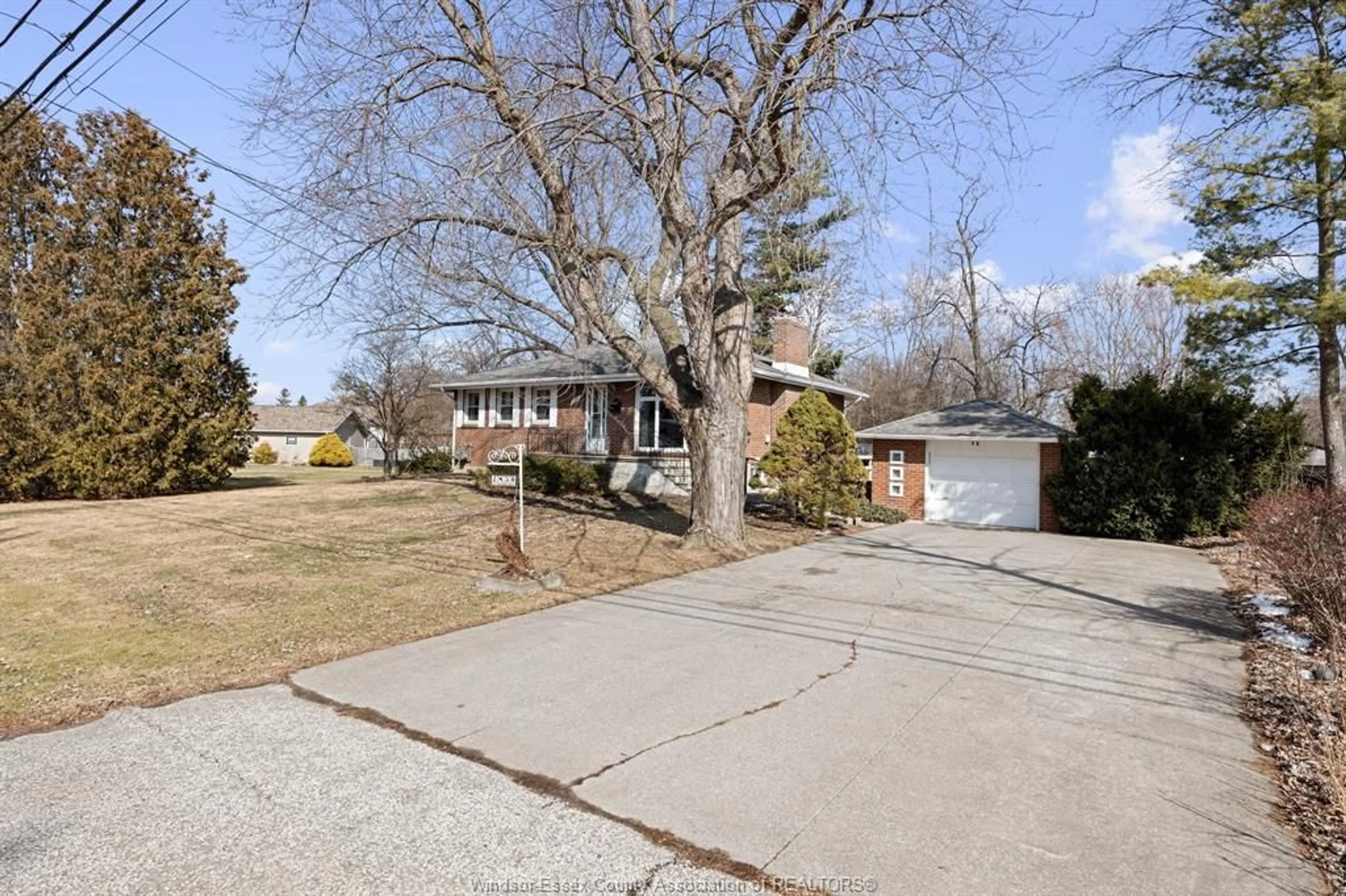 A pic from outside/outdoor area/front of a property/back of a property/a pic from drone, street for 4850 MONTGOMERY Dr, LaSalle Ontario N9H 1E8