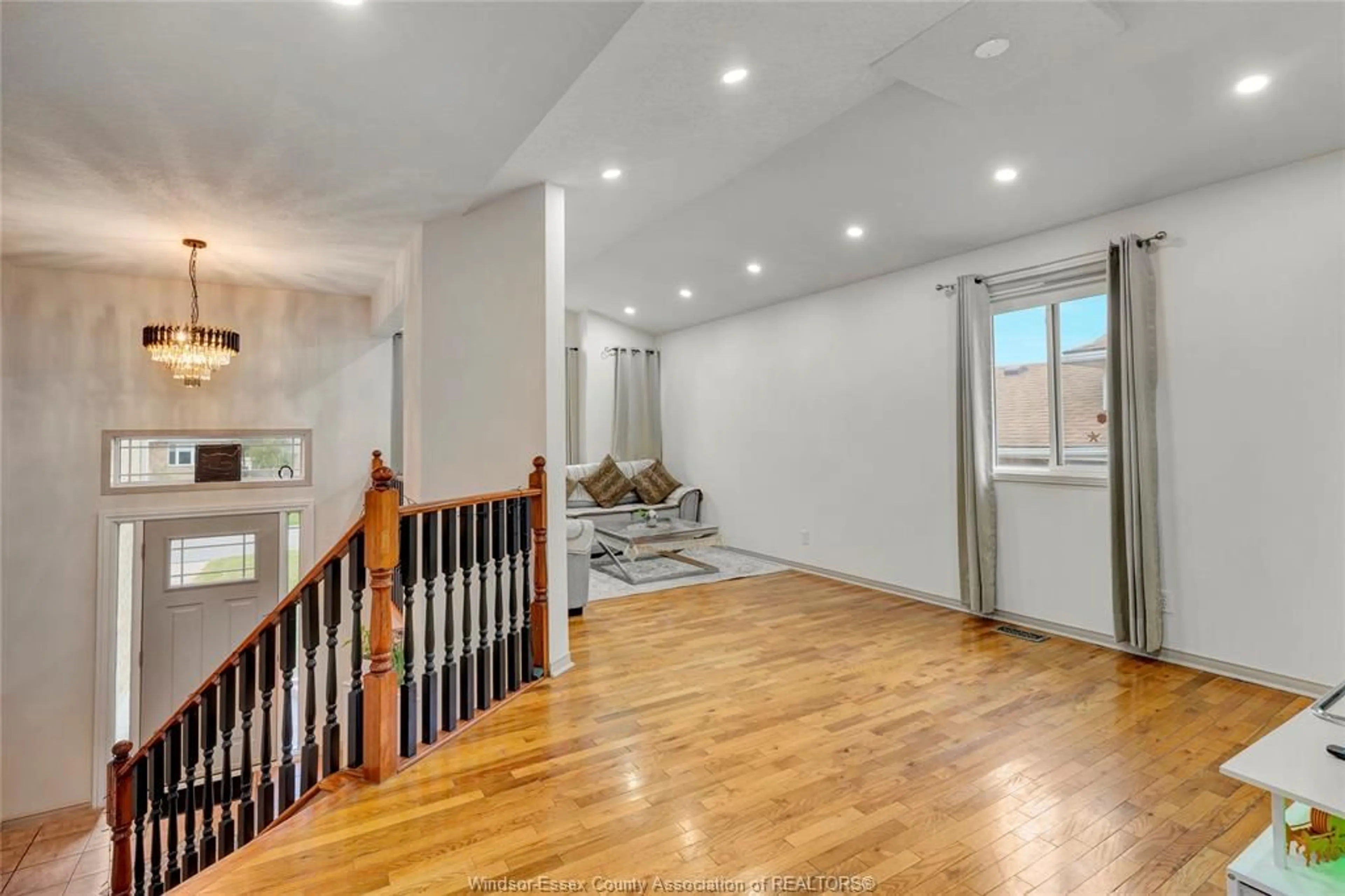 Unknown for 569 SACRED HEART, LaSalle Ontario N9J 3L9