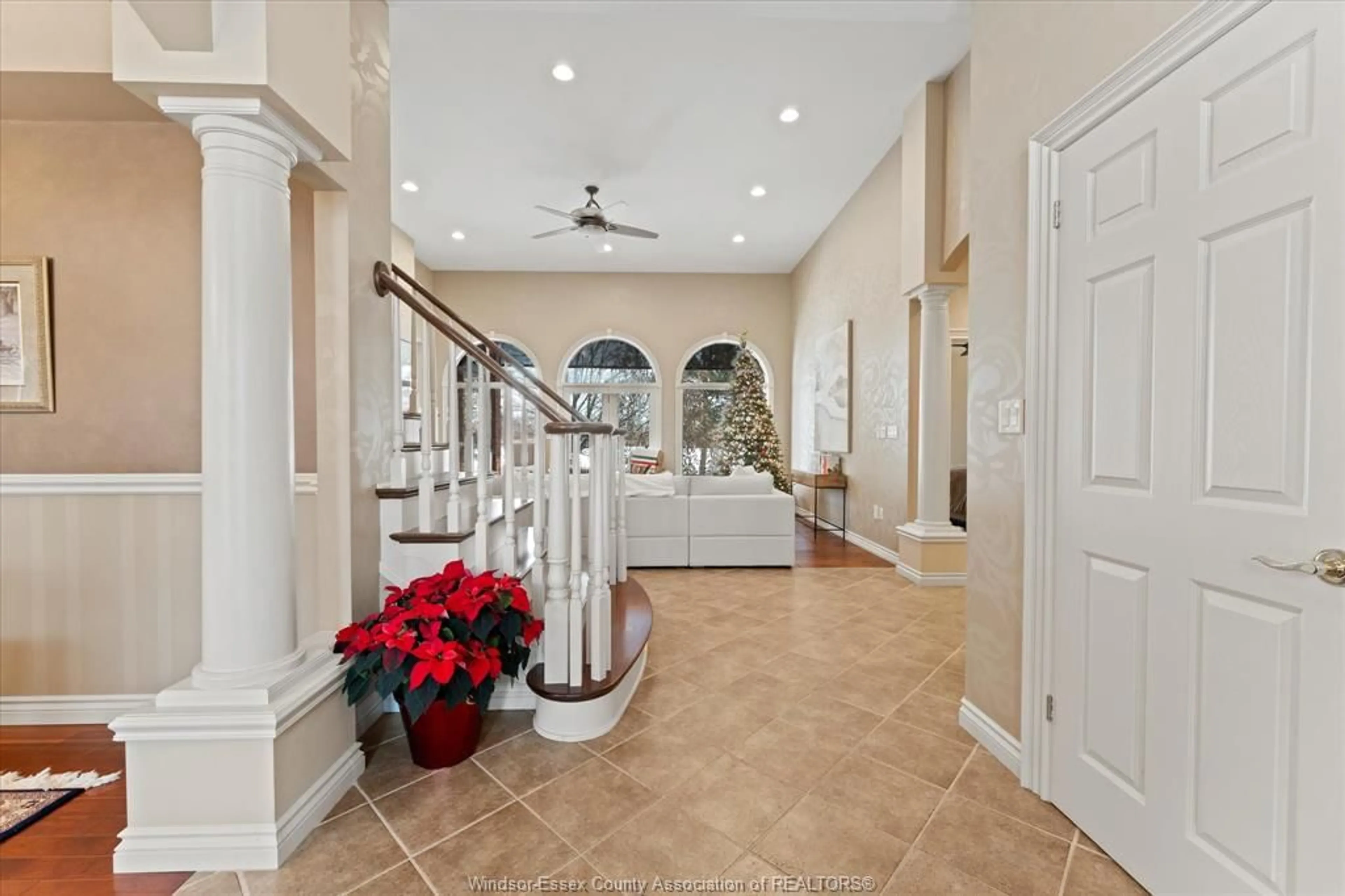Indoor foyer for 227 CLUBVIEW Dr, Amherstburg Ontario N9V 3Z3