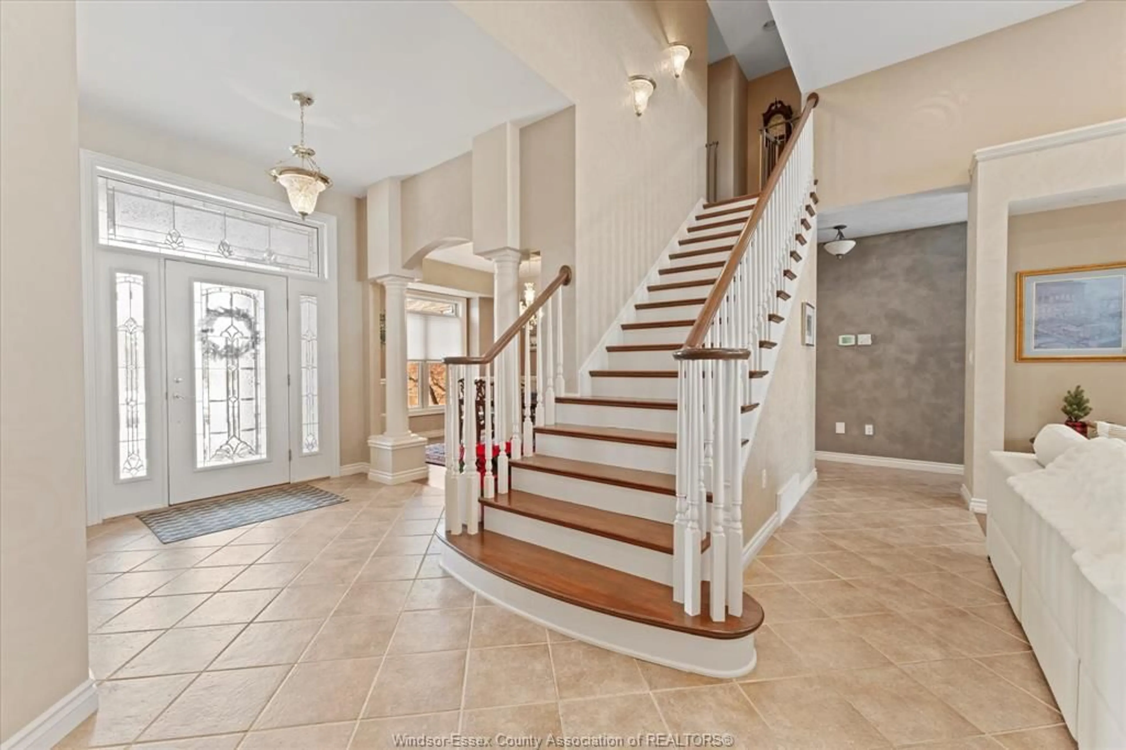 Indoor foyer for 227 CLUBVIEW Dr, Amherstburg Ontario N9V 3Z3