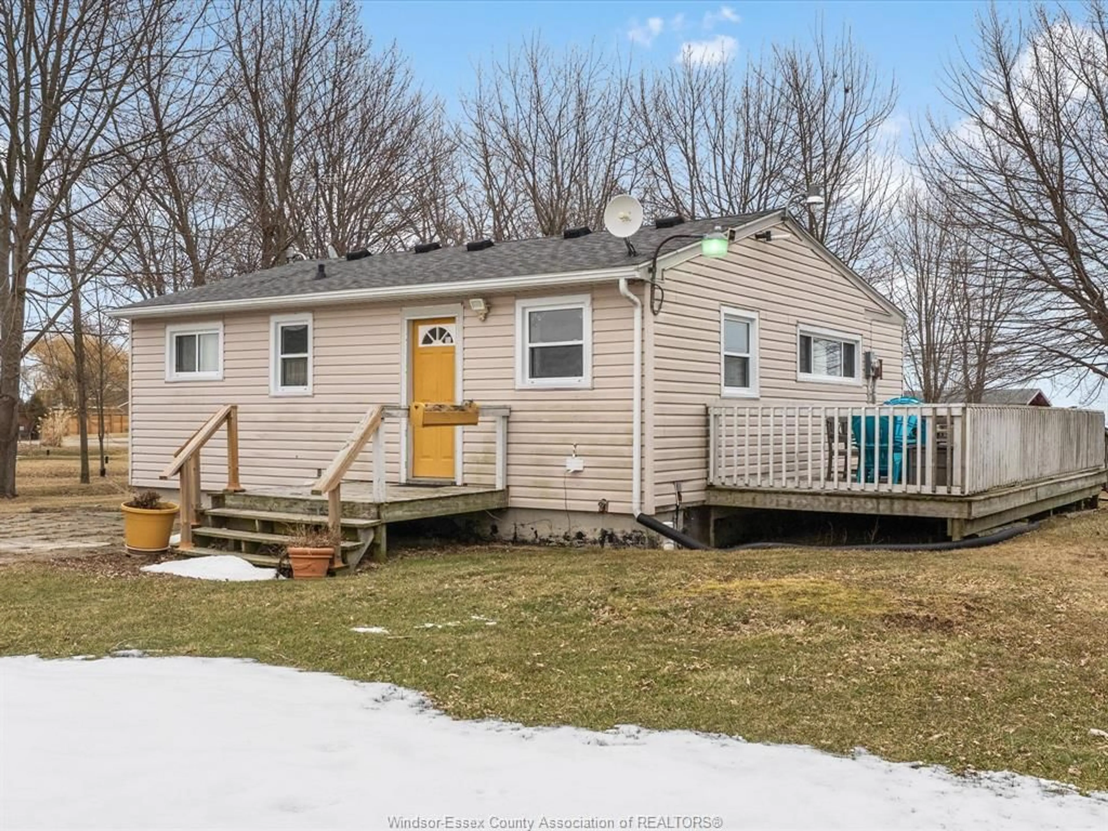 Home with vinyl exterior material, street for 225 COTTERIE PARK, Leamington Ontario N0P 2P0