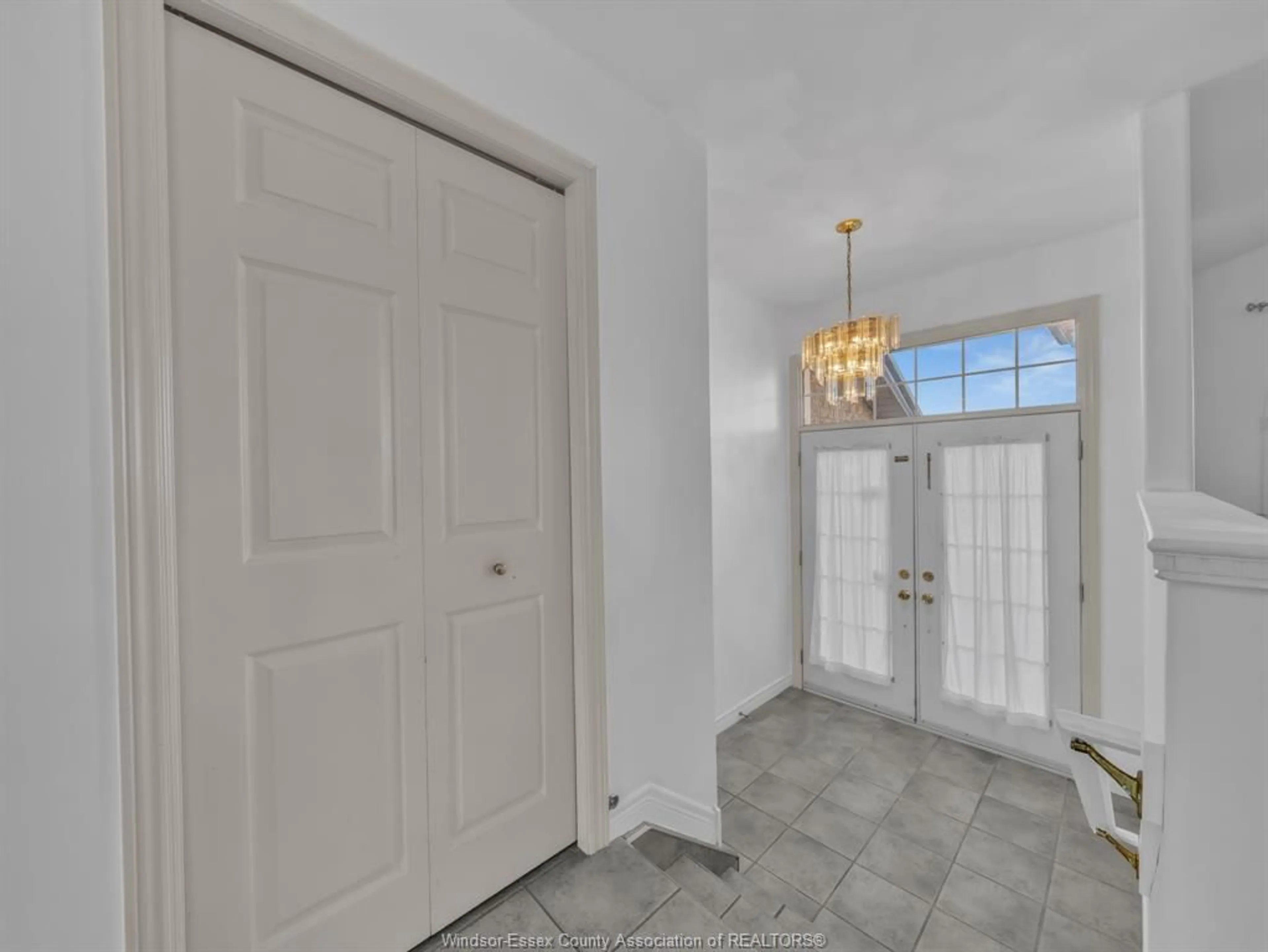 Indoor entryway for 40 Sandy Lake Dr, Leamington Ontario N8H 5K4