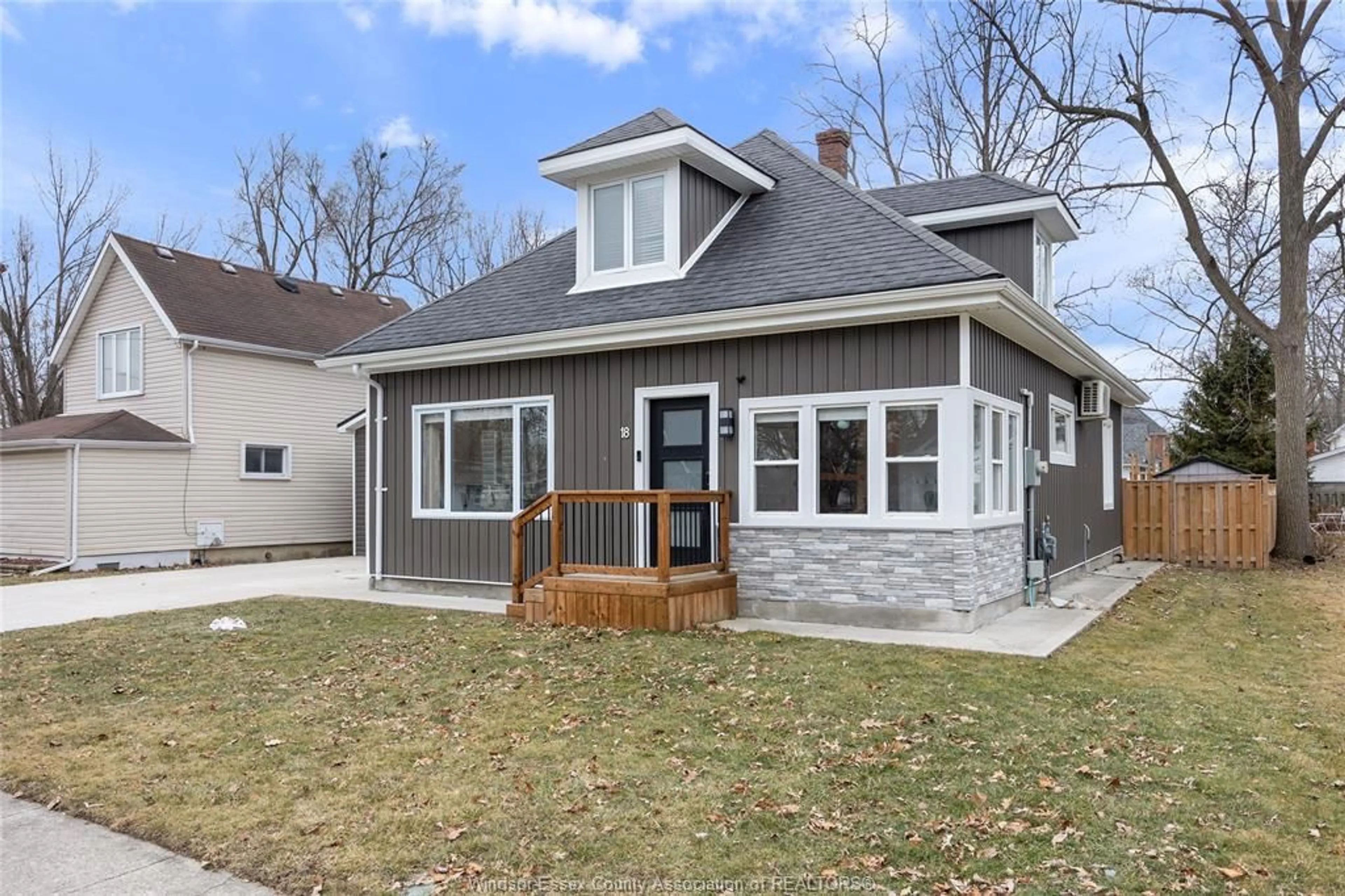 Home with vinyl exterior material, street for 18 FORREST, Tilbury Ontario N0P 2L0