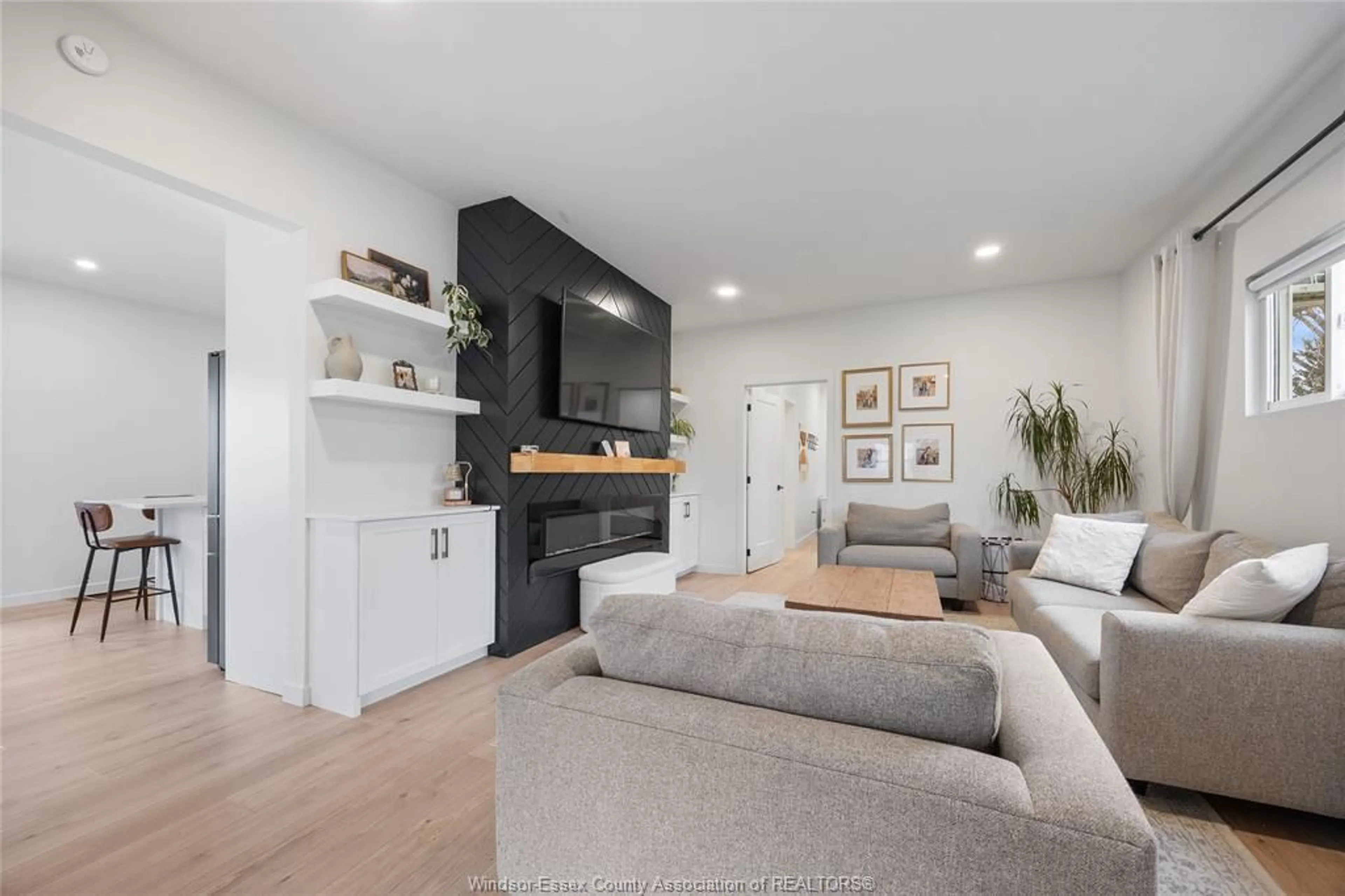 Living room with furniture, wood/laminate floor for 18 FORREST, Tilbury Ontario N0P 2L0