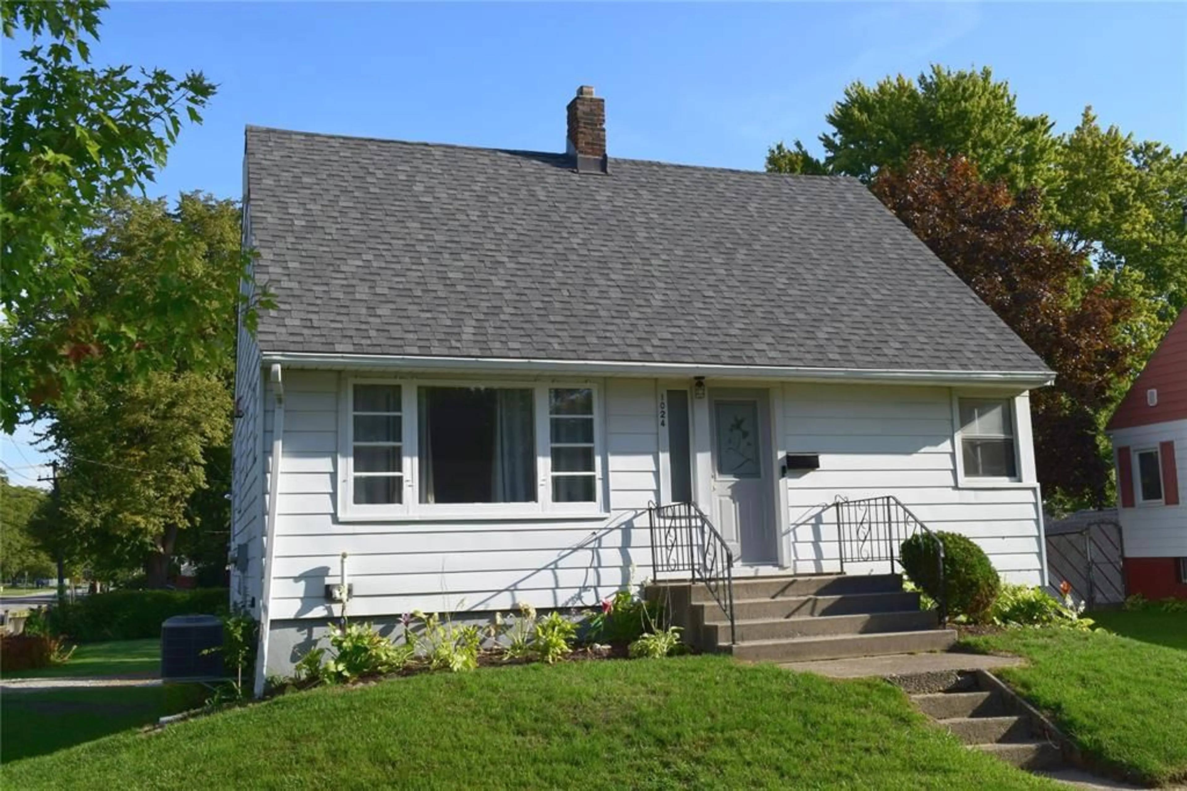 Home with vinyl exterior material, street for 1024 BRENCHLEY St, Sarnia Ontario N7S 1R4