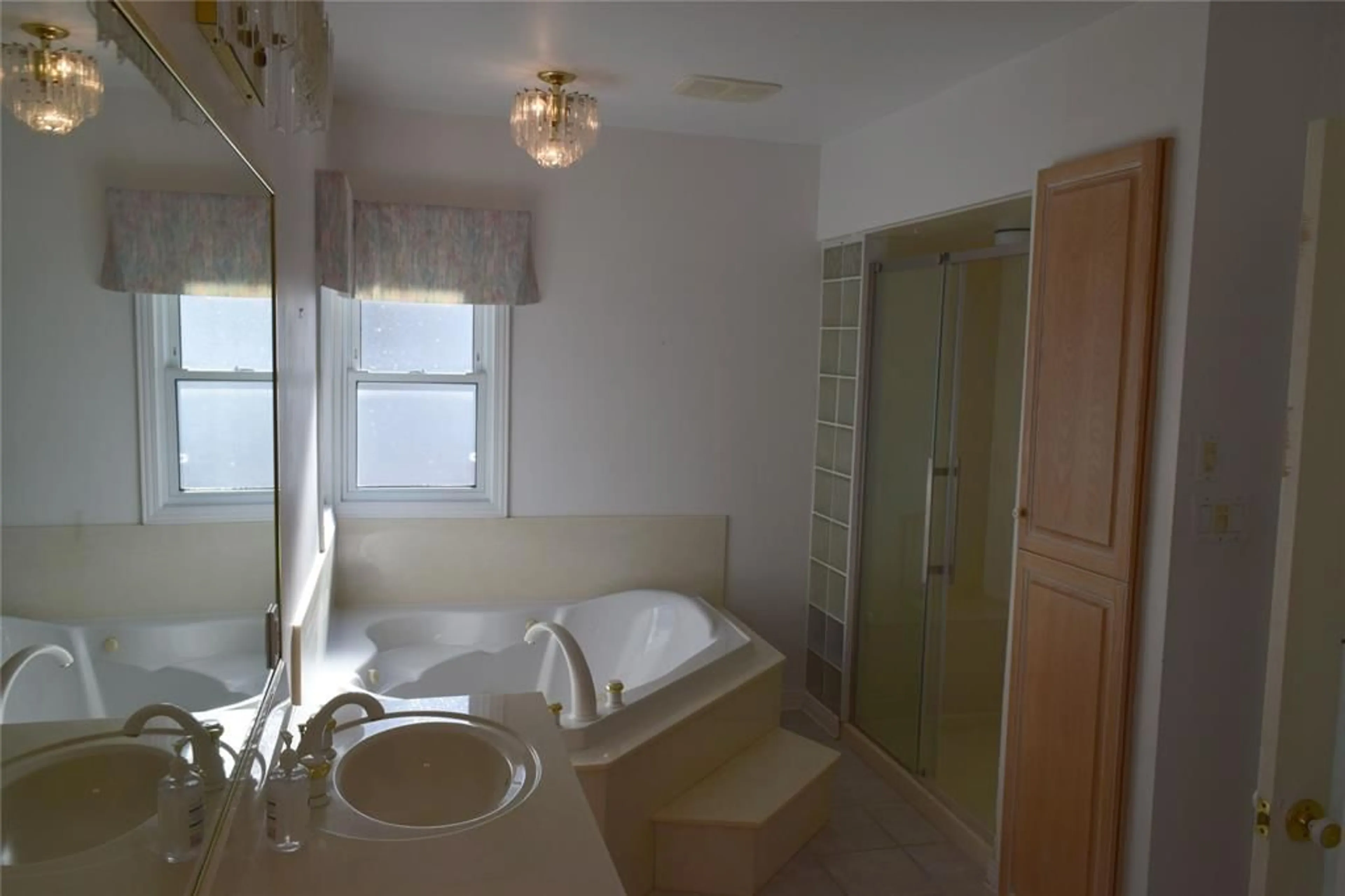 Standard bathroom, ceramic/tile floor for 1024 BRENCHLEY St, Sarnia Ontario N7S 1R4