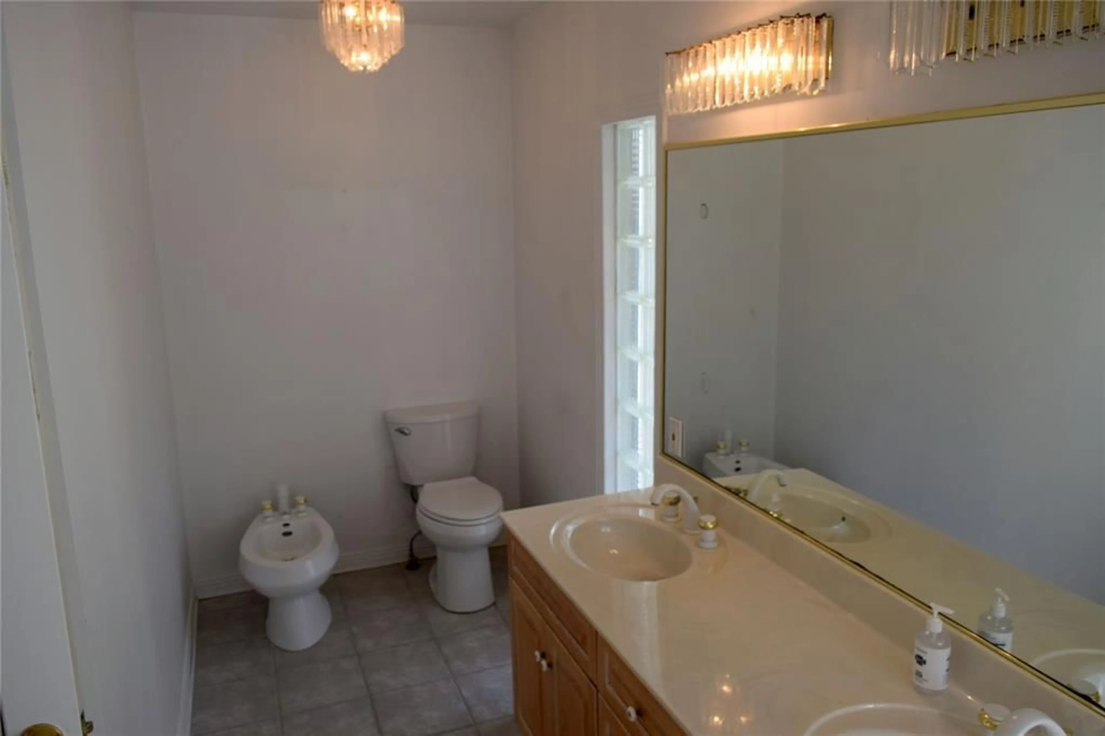 Standard bathroom, ceramic/tile floor for 1024 BRENCHLEY St, Sarnia Ontario N7S 1R4