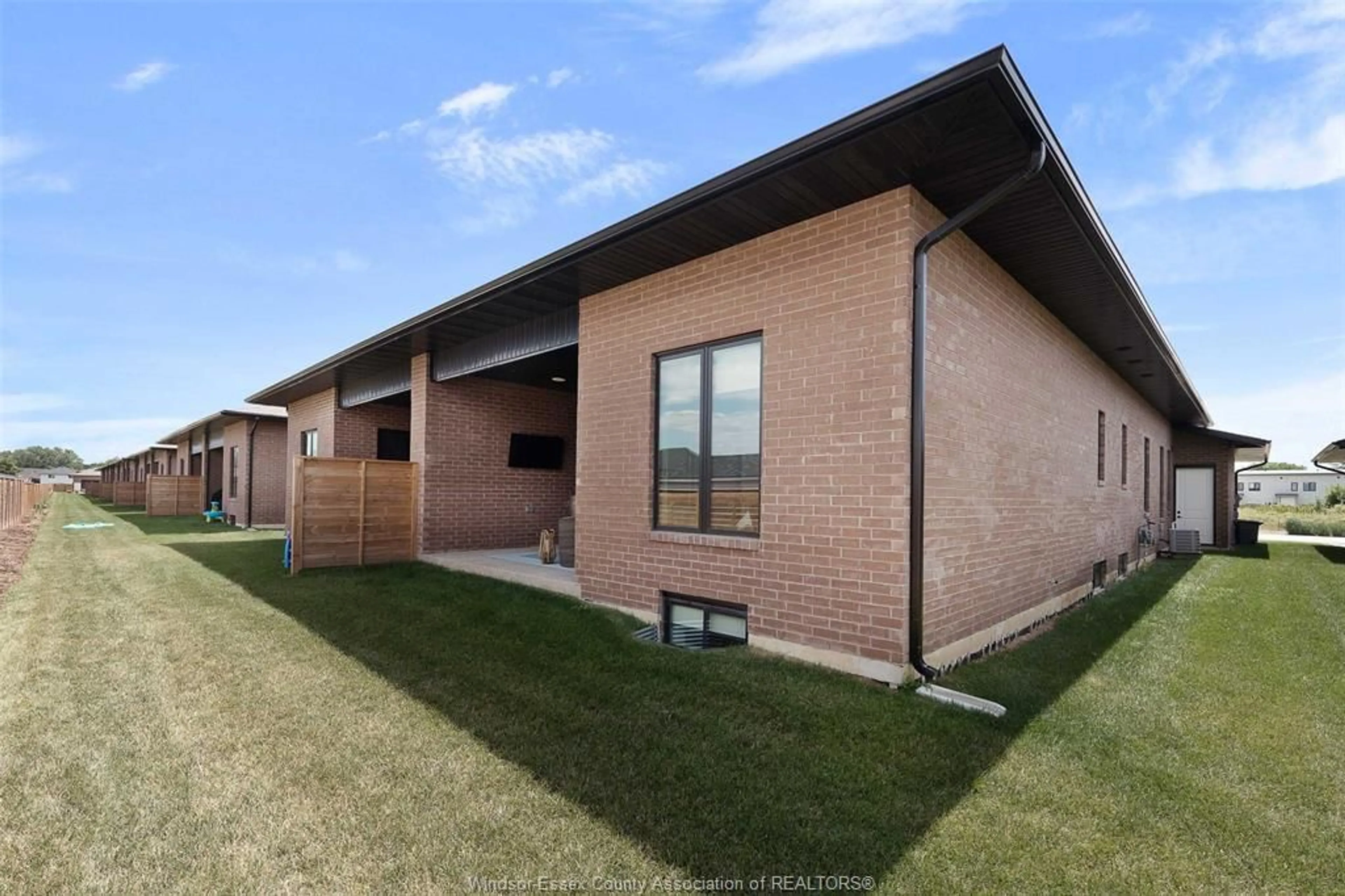 Home with brick exterior material, building for 572 LILY MAC Blvd, Windsor Ontario N6E 3N7