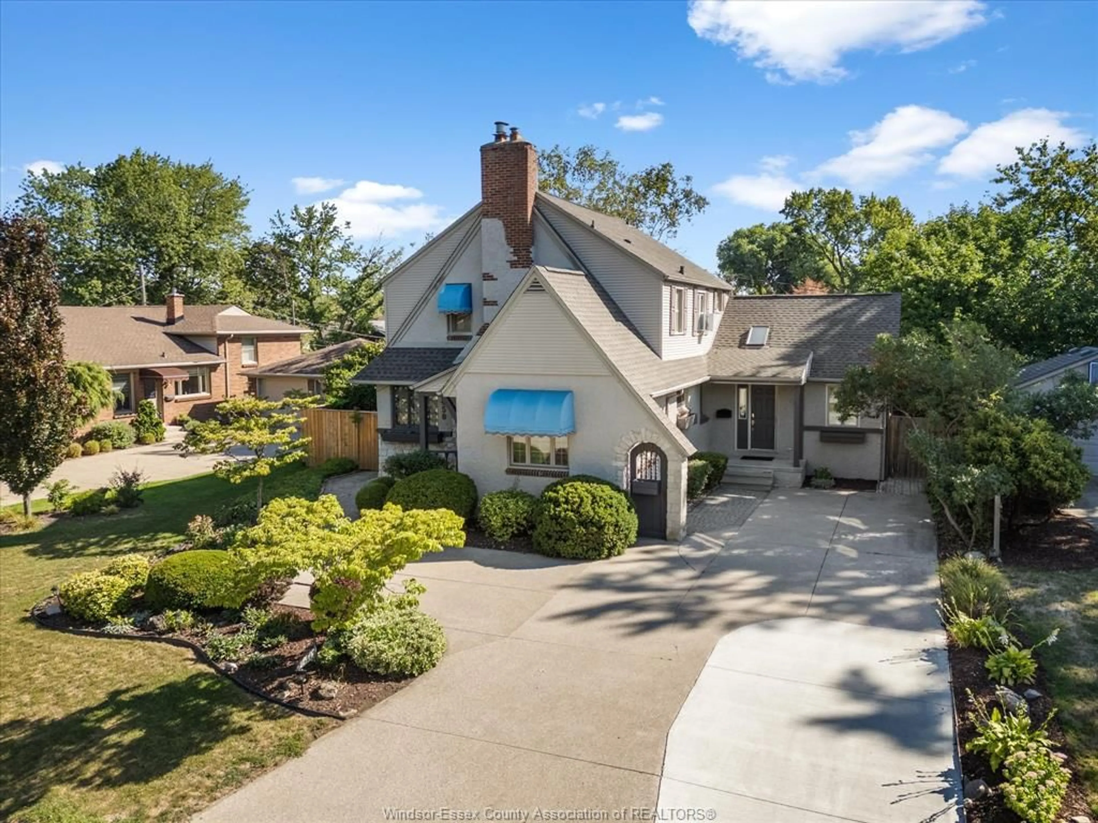 A pic from outside/outdoor area/front of a property/back of a property/a pic from drone, street for 450 MATTHEW BRADY, Windsor Ontario N8S 3J6