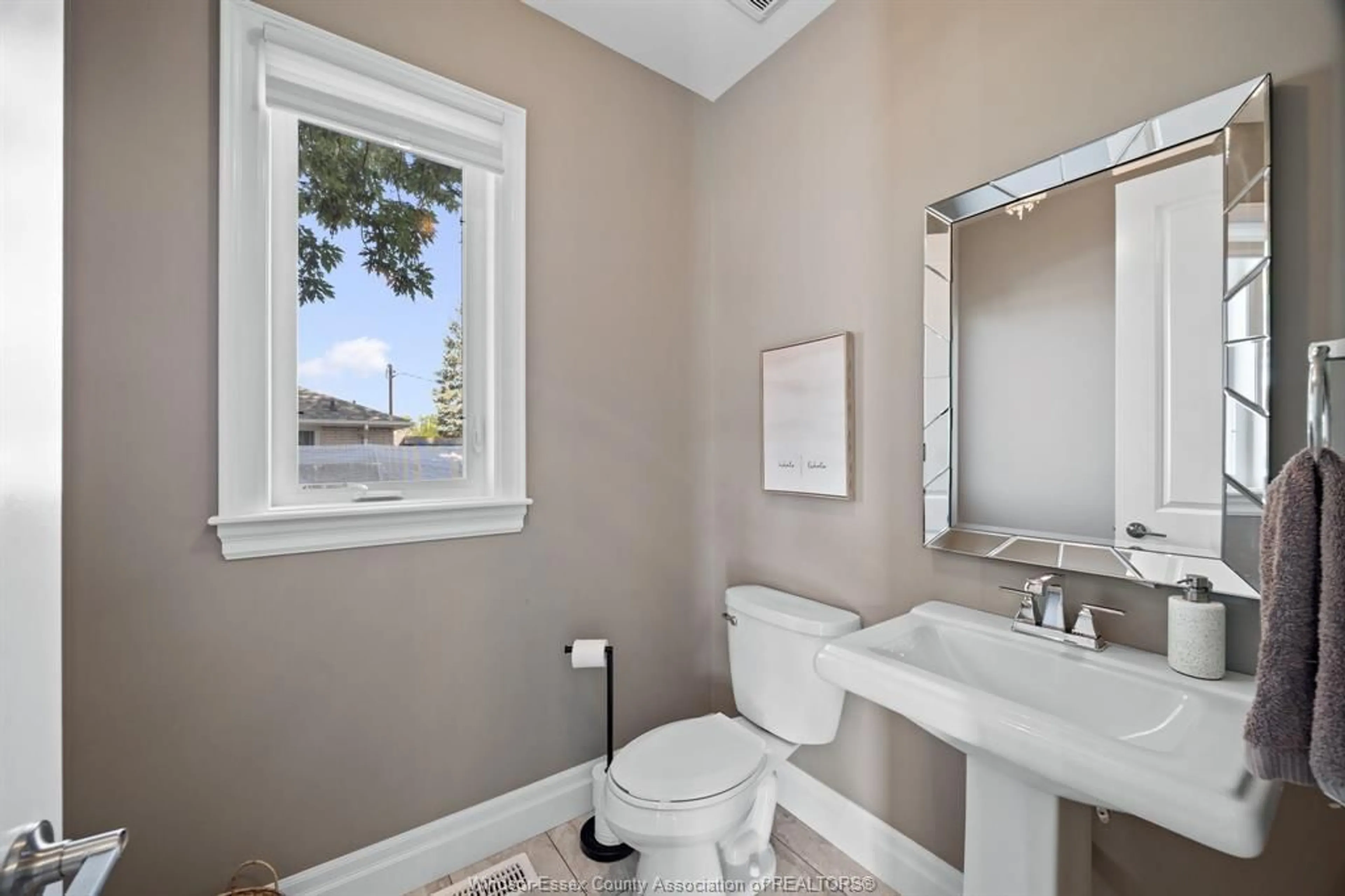 Standard bathroom, ceramic/tile floor for 225 ELSWORTH, LaSalle Ontario N9J 0C6