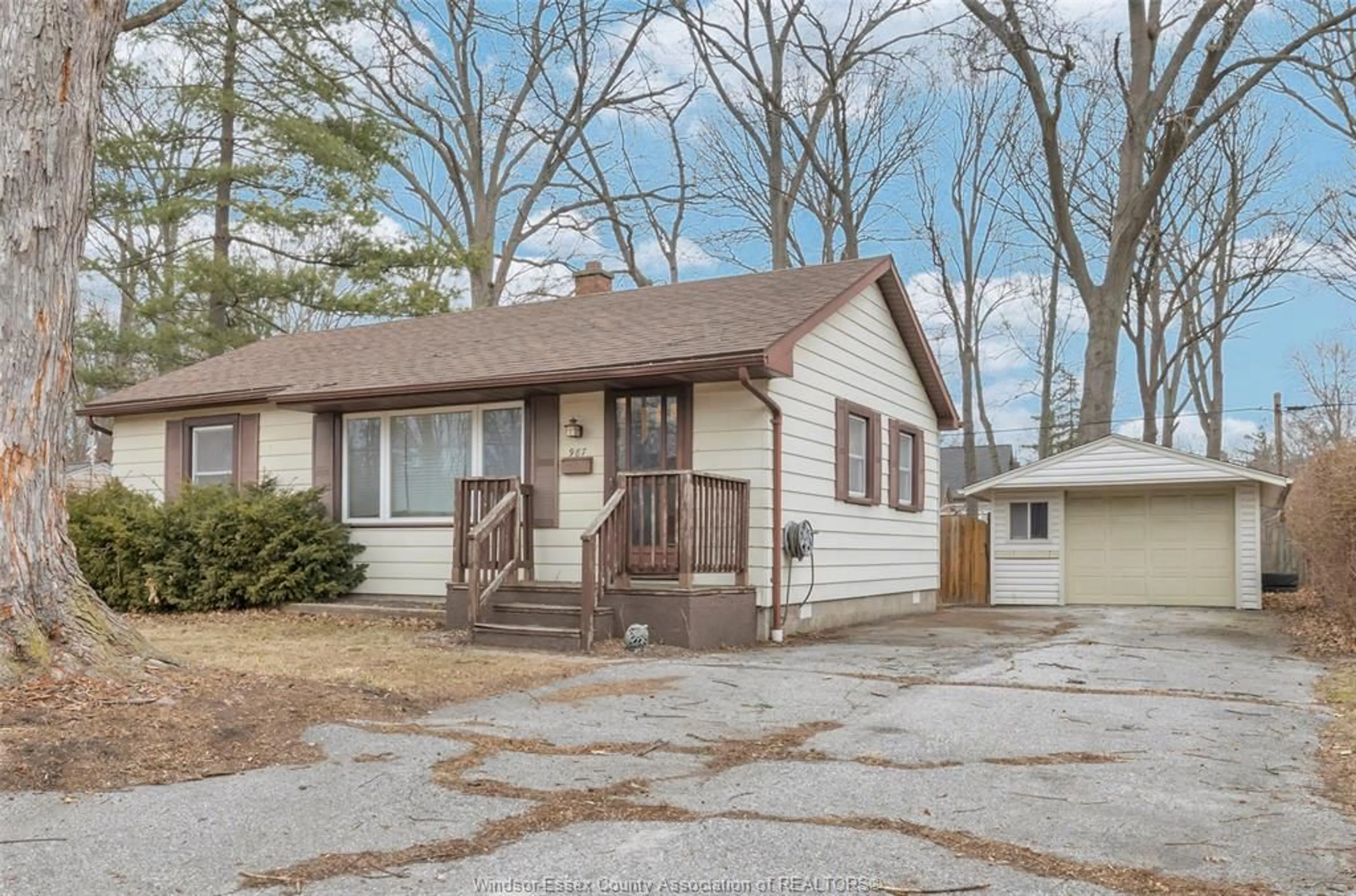 Home with vinyl exterior material, street for 987 VICTORY, LaSalle Ontario N9J 1W2