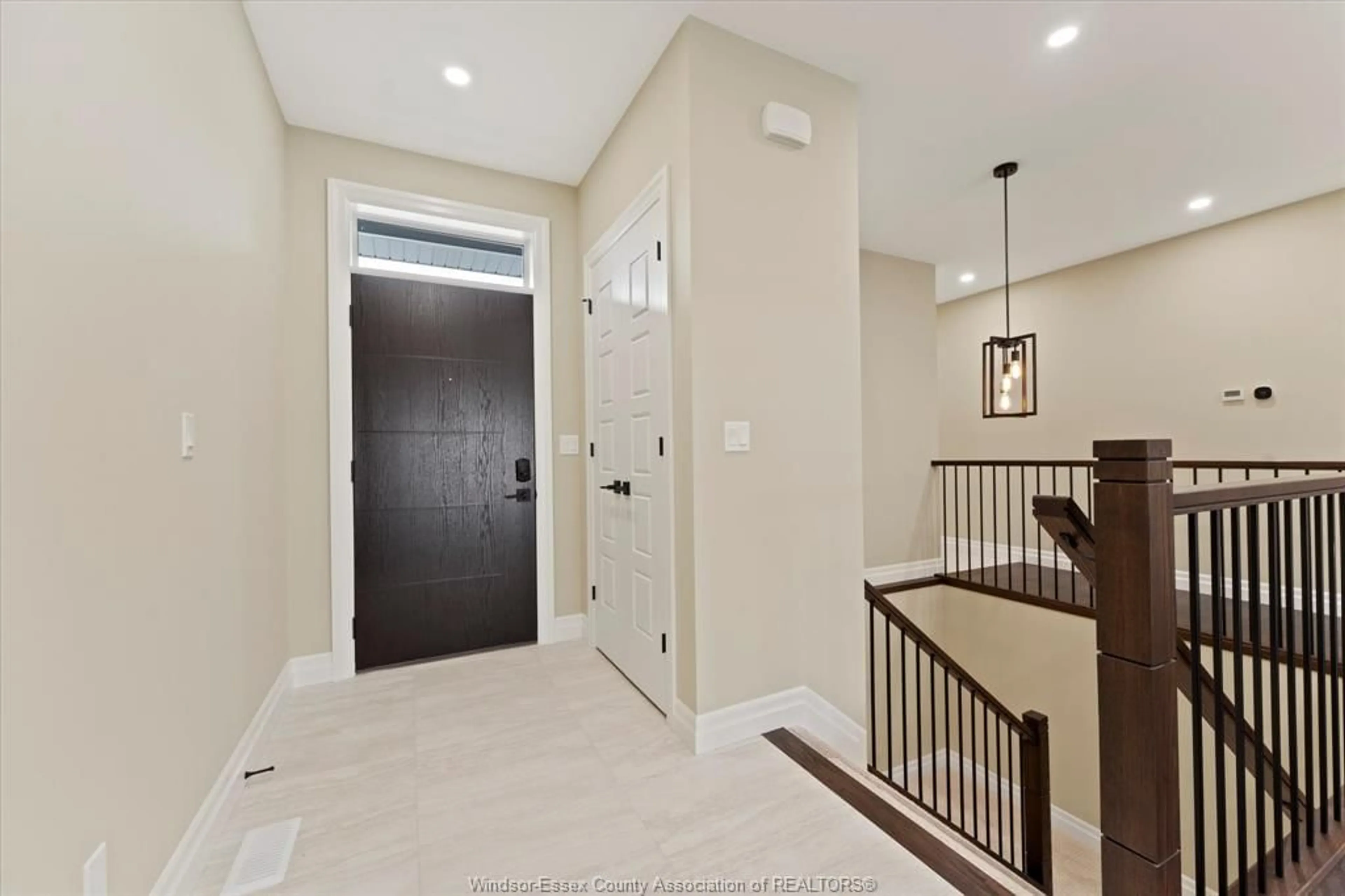 Indoor entryway for 73 Belleview Dr, Cottam Ontario N0R 1B0