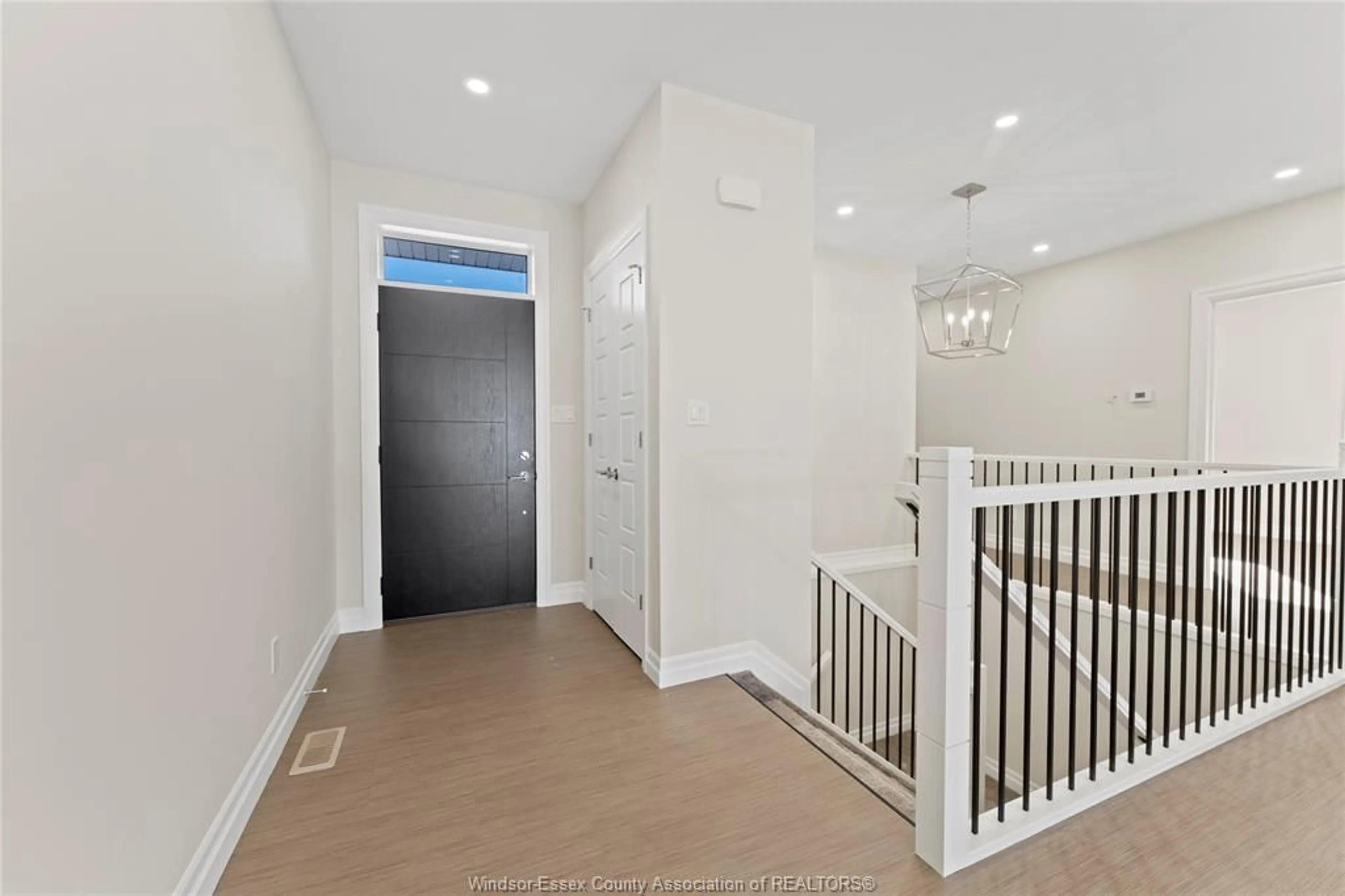 Indoor entryway for 71 Belleview Dr, Cottam Ontario N0R 1B0