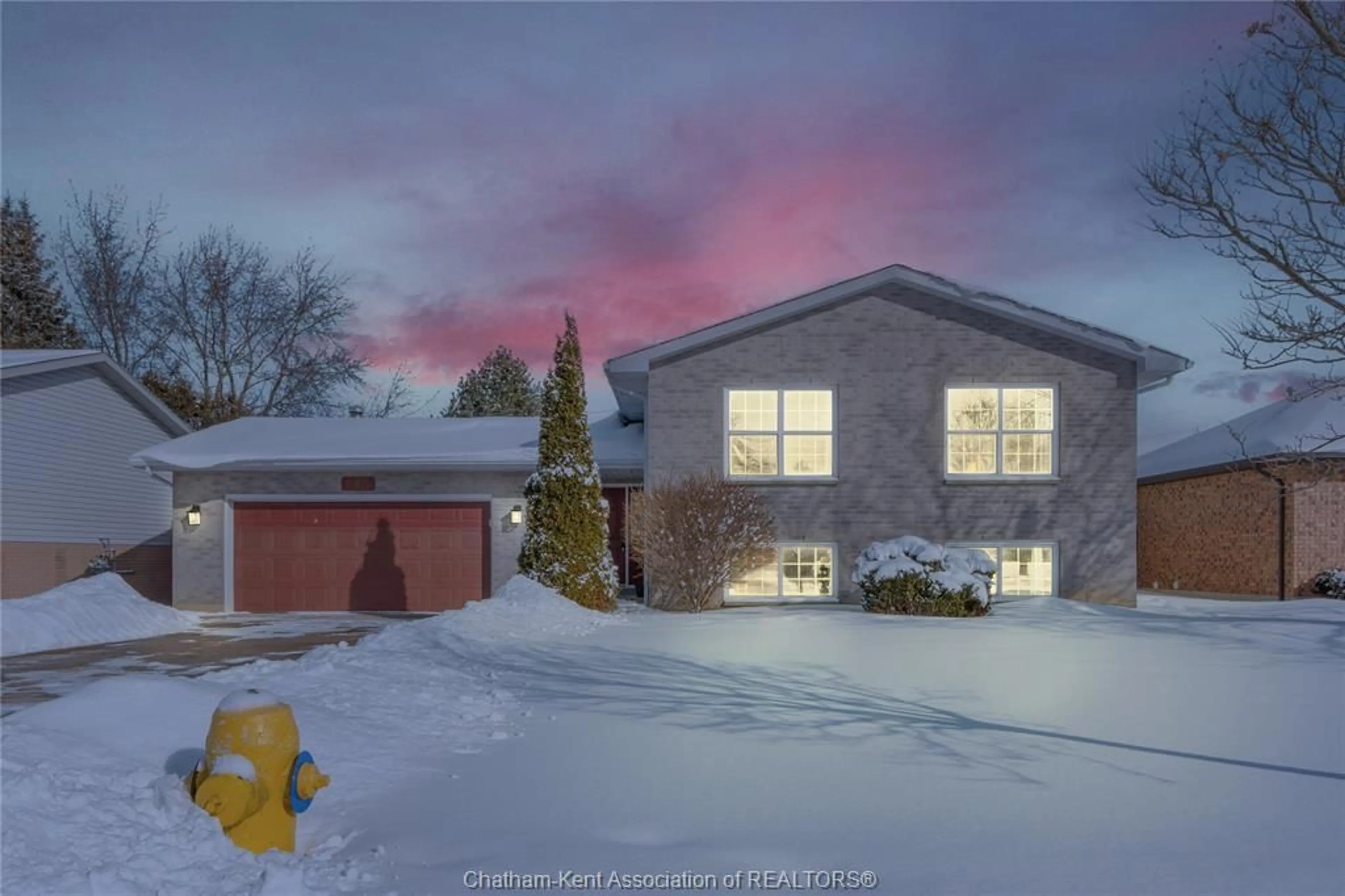 A pic from outside/outdoor area/front of a property/back of a property/a pic from drone, street for 145 VALLEY Rd, Chatham Ontario N7L 5L4