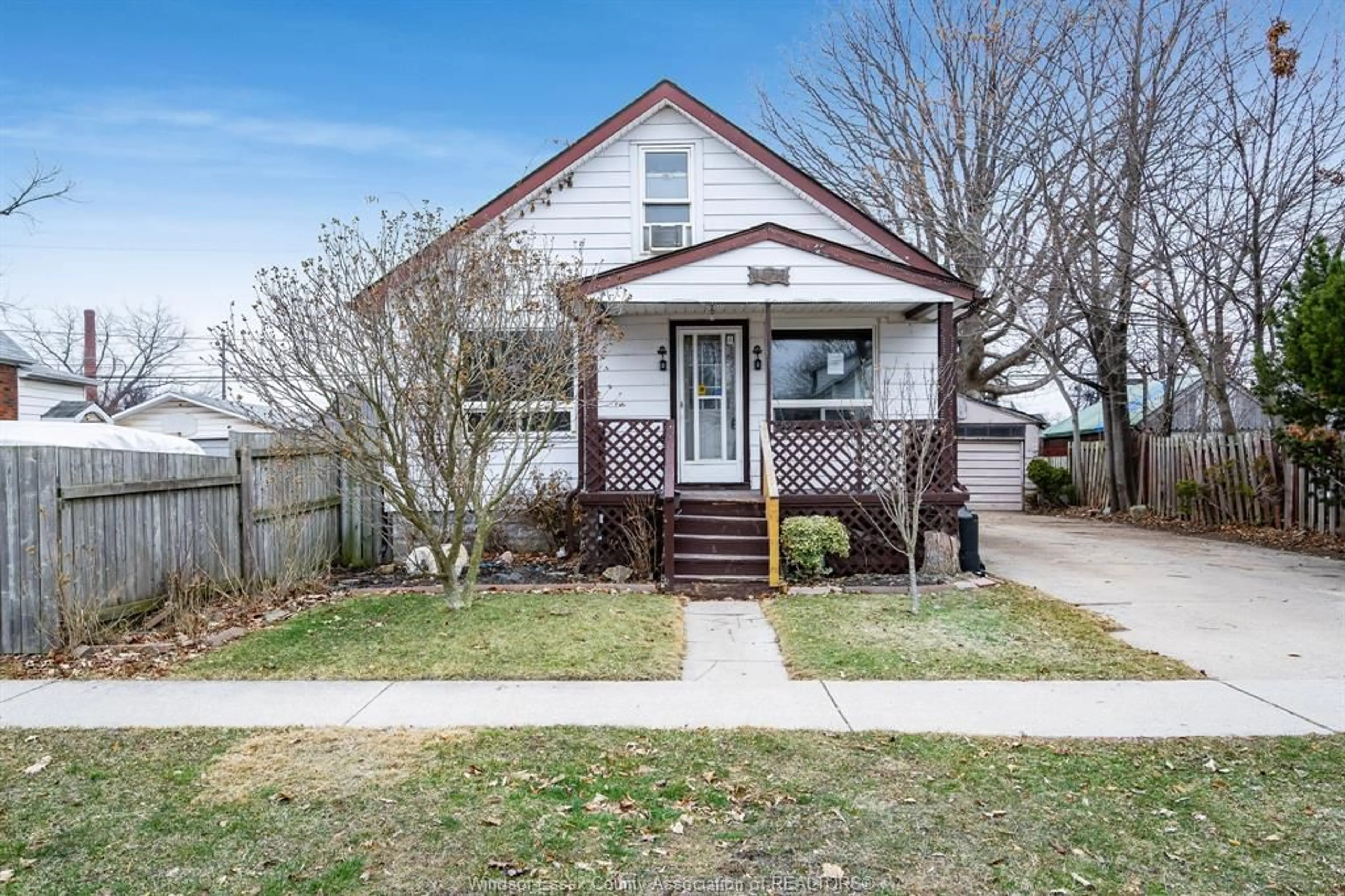 Home with vinyl exterior material, street for 1541 Albert, Windsor Ontario N8Y 3R3