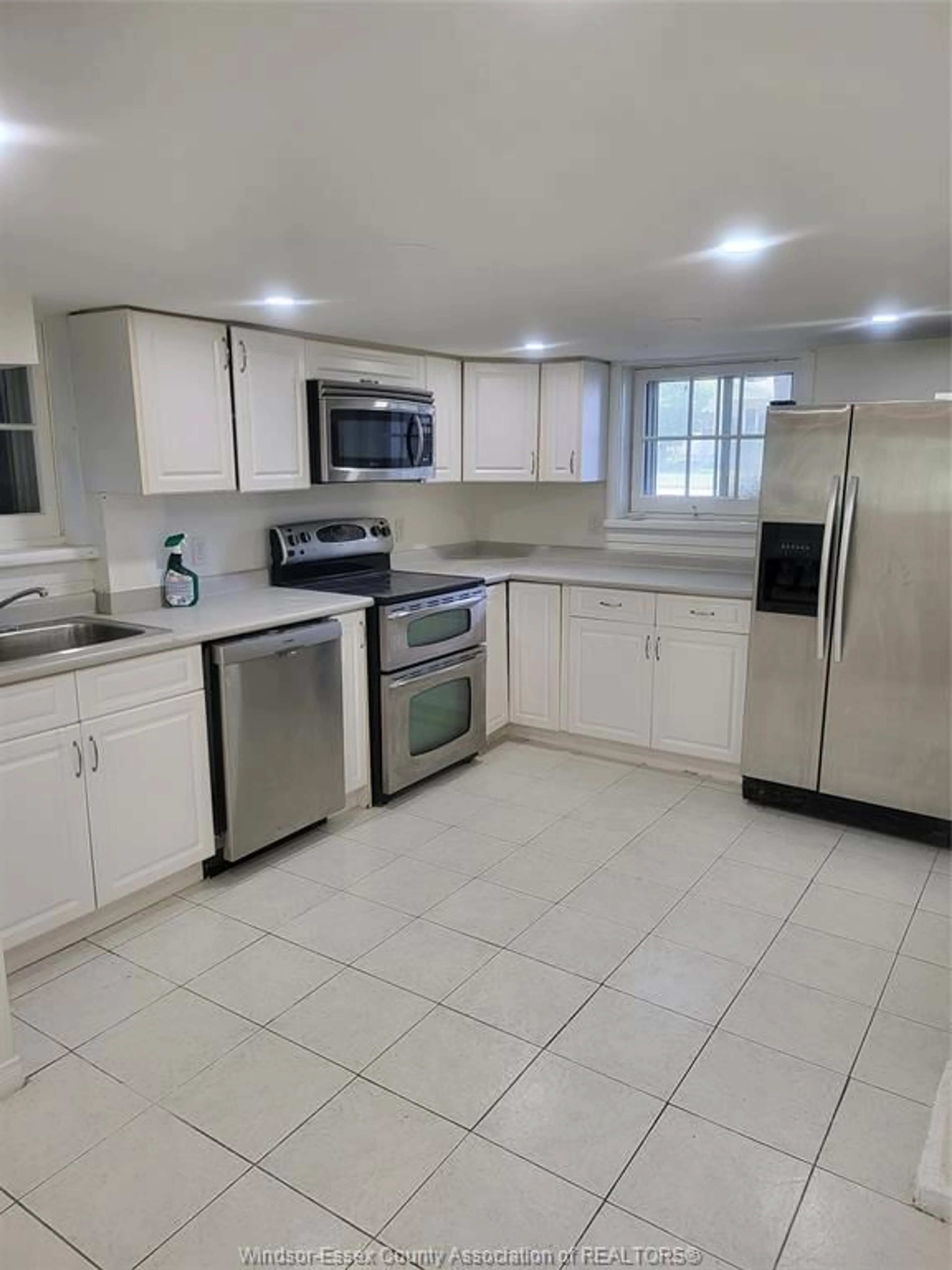 Standard kitchen, ceramic/tile floor for 1938 BUCKINGHAM, Windsor Ontario N8T 2B1