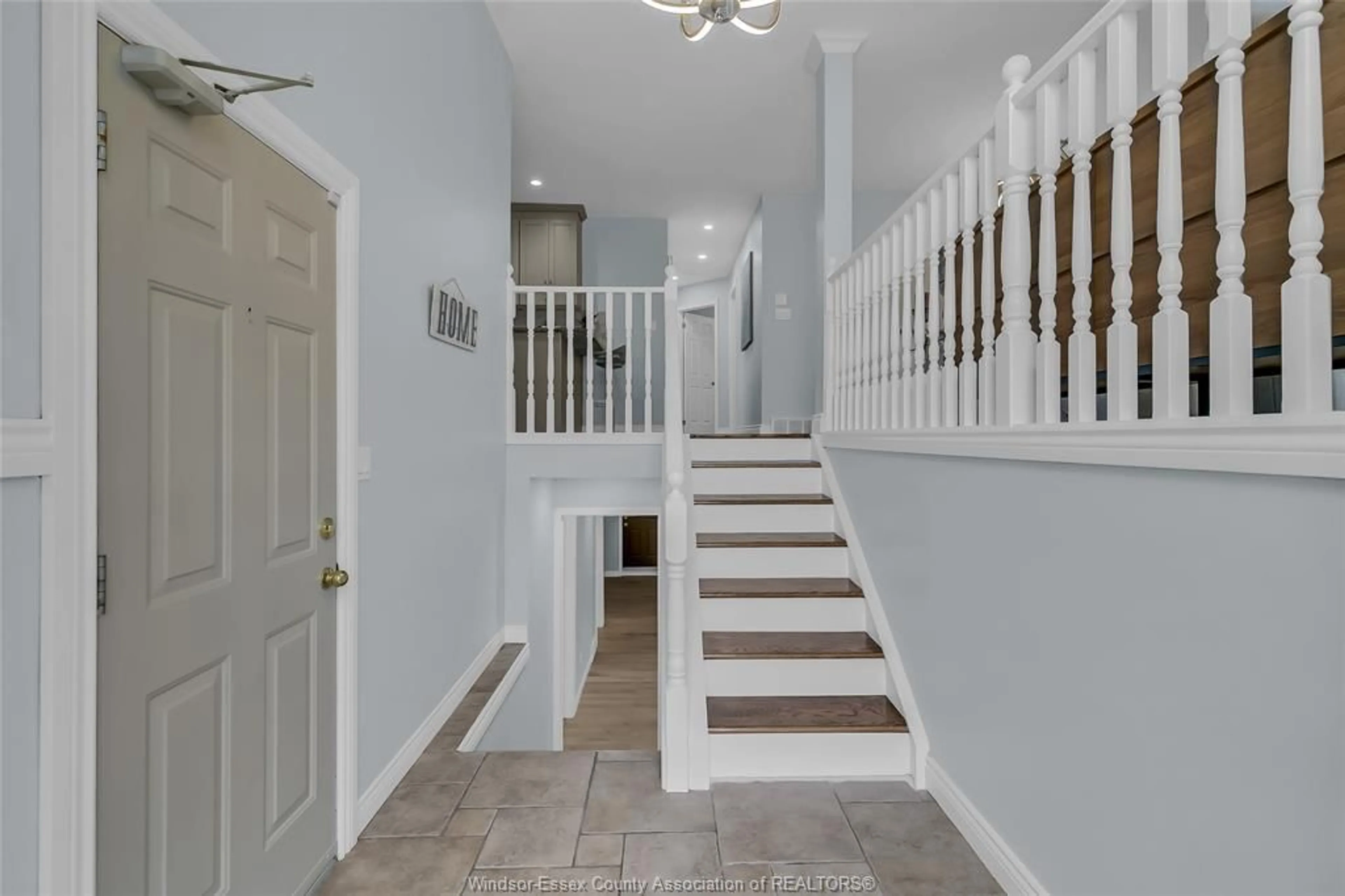 Indoor entryway for 275 GRONDIN Ave, LaSalle Ontario N9J 3M7