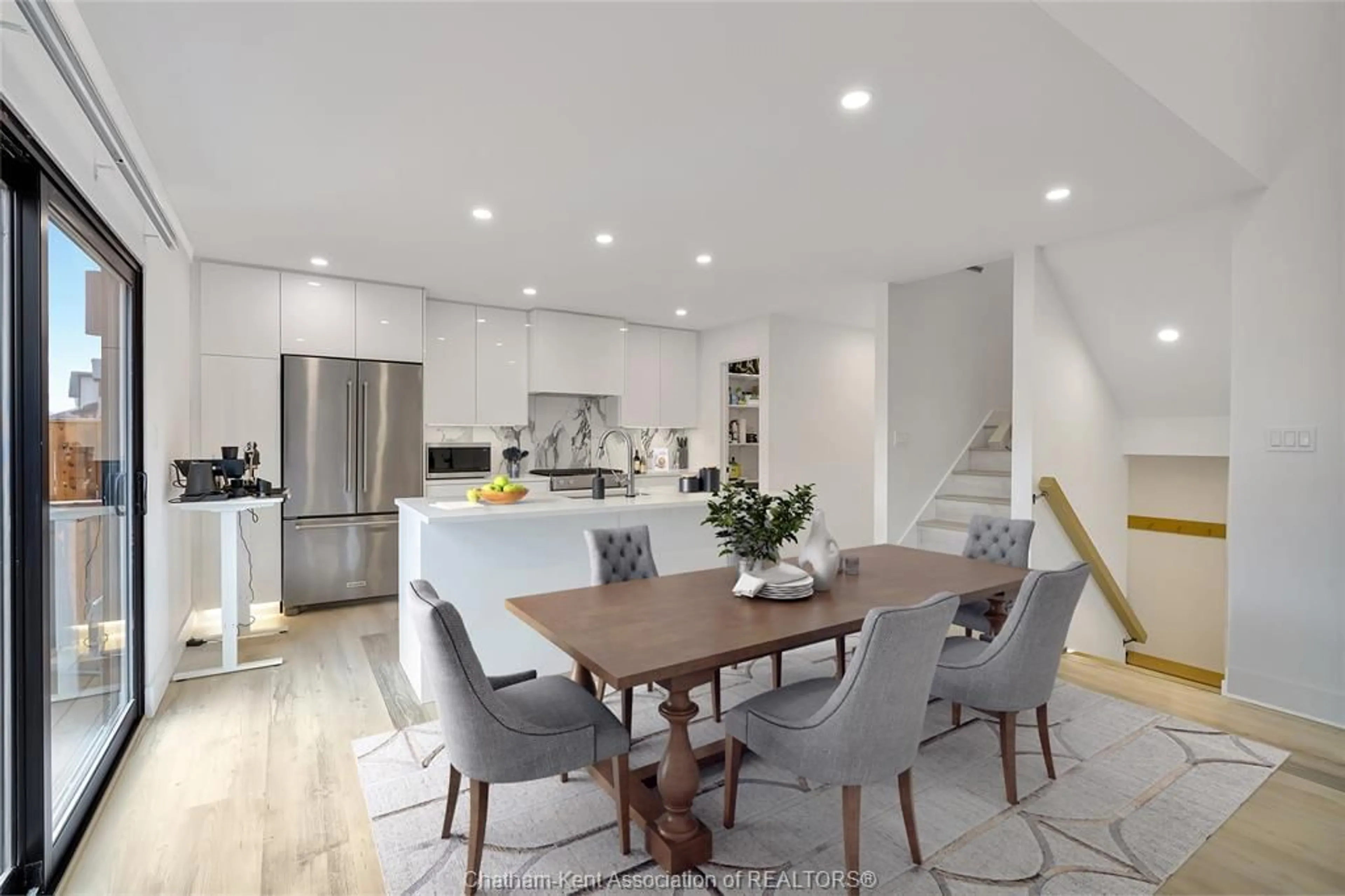 Open concept kitchen, unknown for 15 Churchill Park Rd, Chatham Ontario N7M 6M2