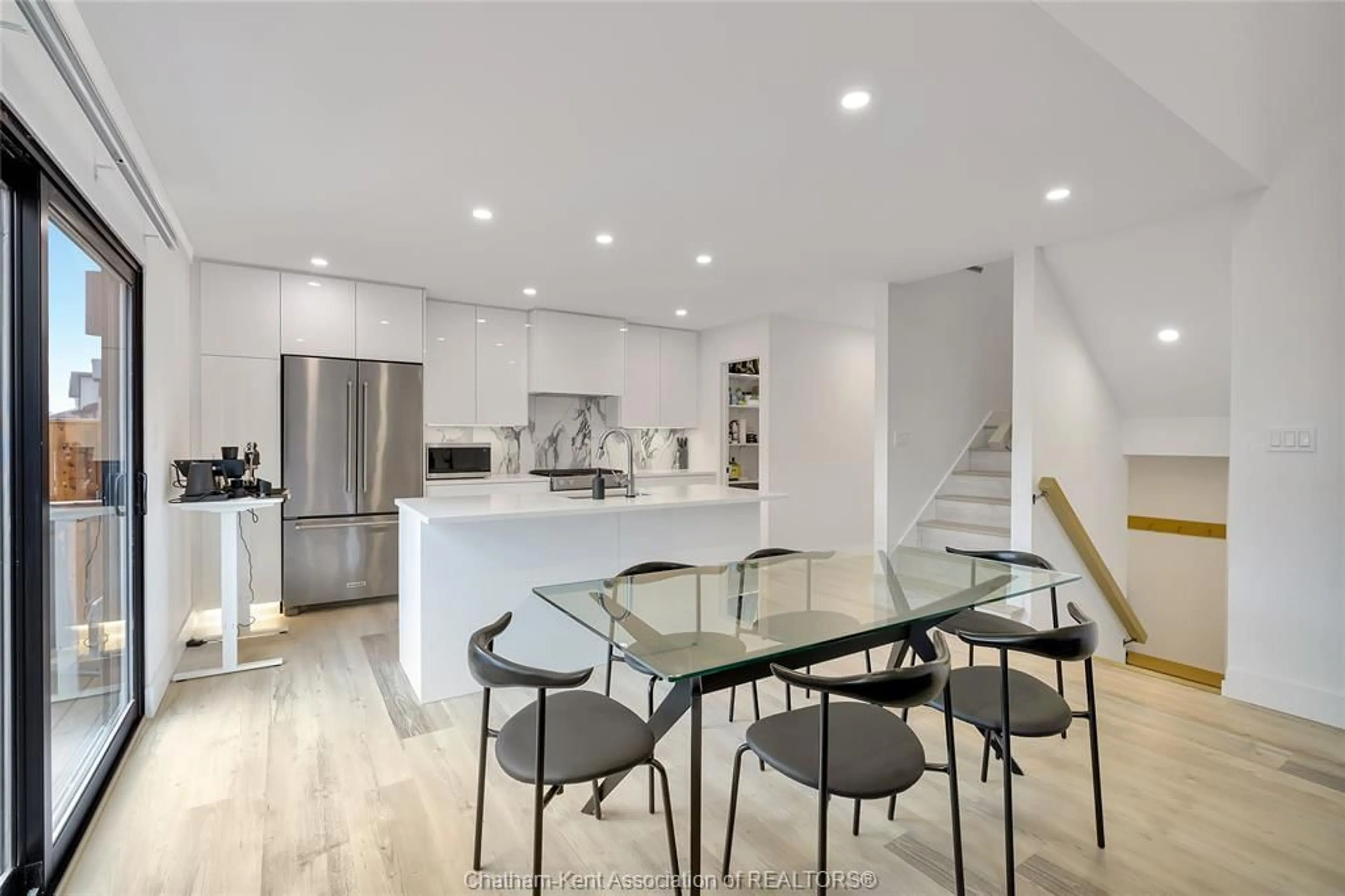 Open concept kitchen, unknown for 15 Churchill Park Rd, Chatham Ontario N7M 6M2