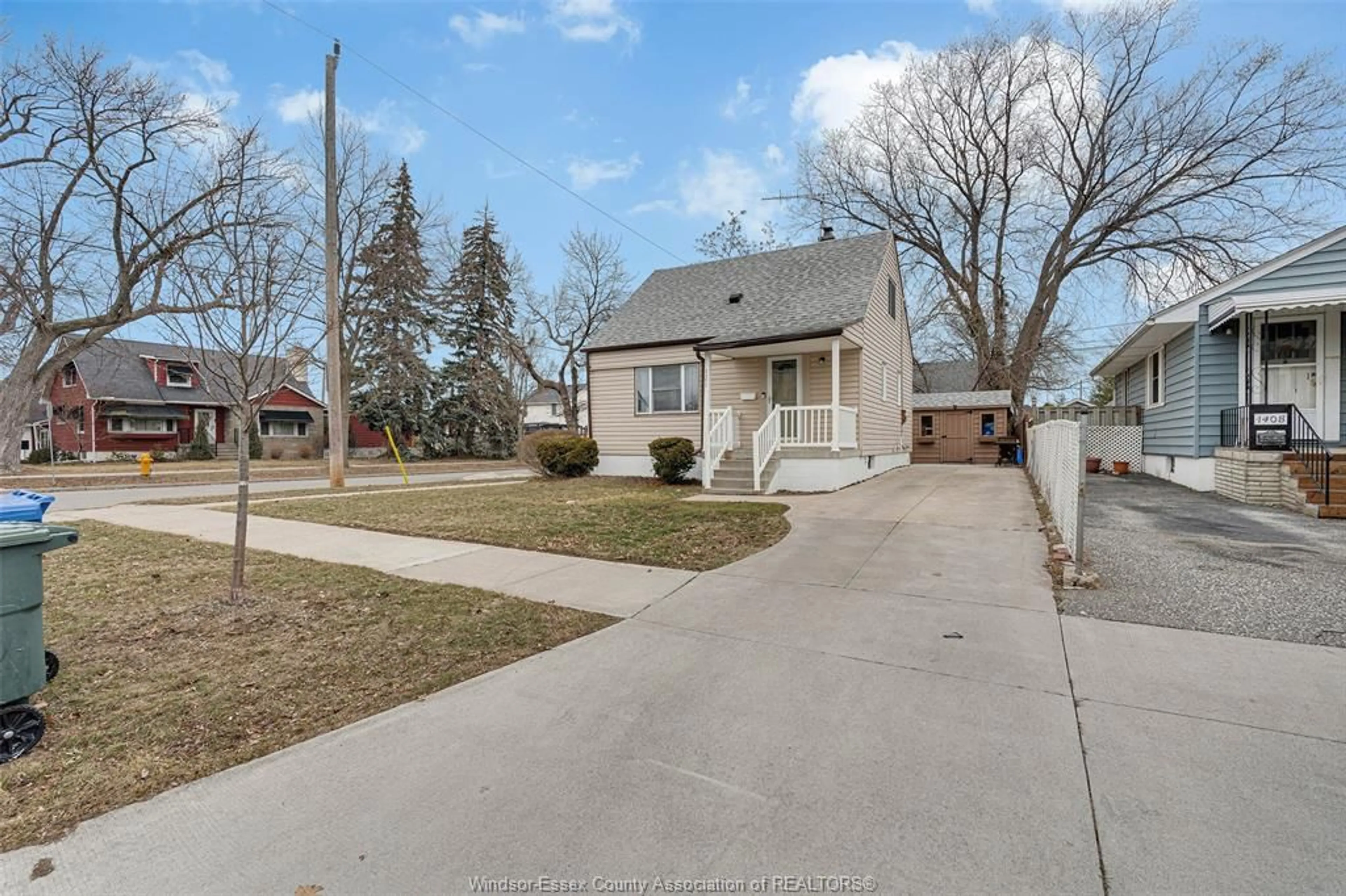 A pic from outside/outdoor area/front of a property/back of a property/a pic from drone, street for 1402 ARTHUR Rd, Windsor Ontario N8Y 3Y7