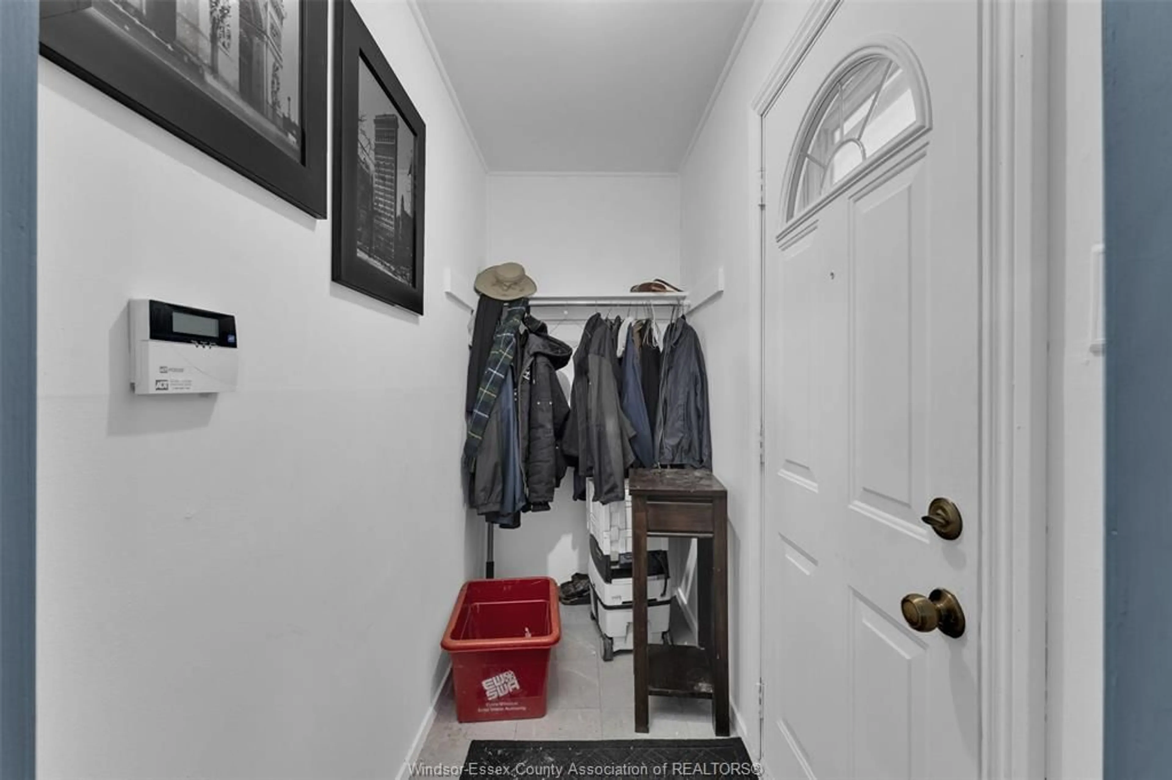 Indoor entryway for 1402 ARTHUR Rd, Windsor Ontario N8Y 3Y7