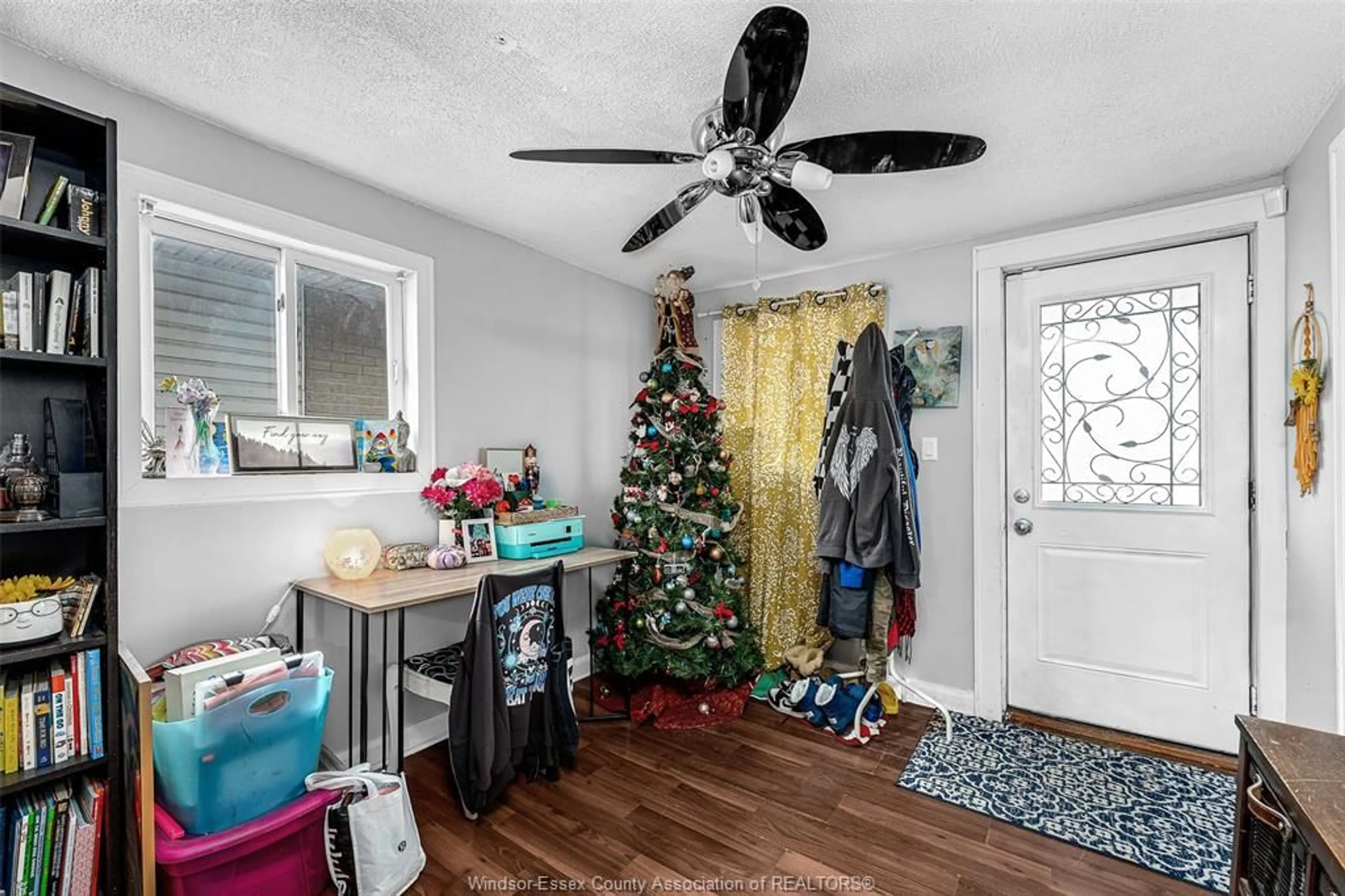 Indoor entryway for 1226 HIGH St, Windsor Ontario N8Y 4B2