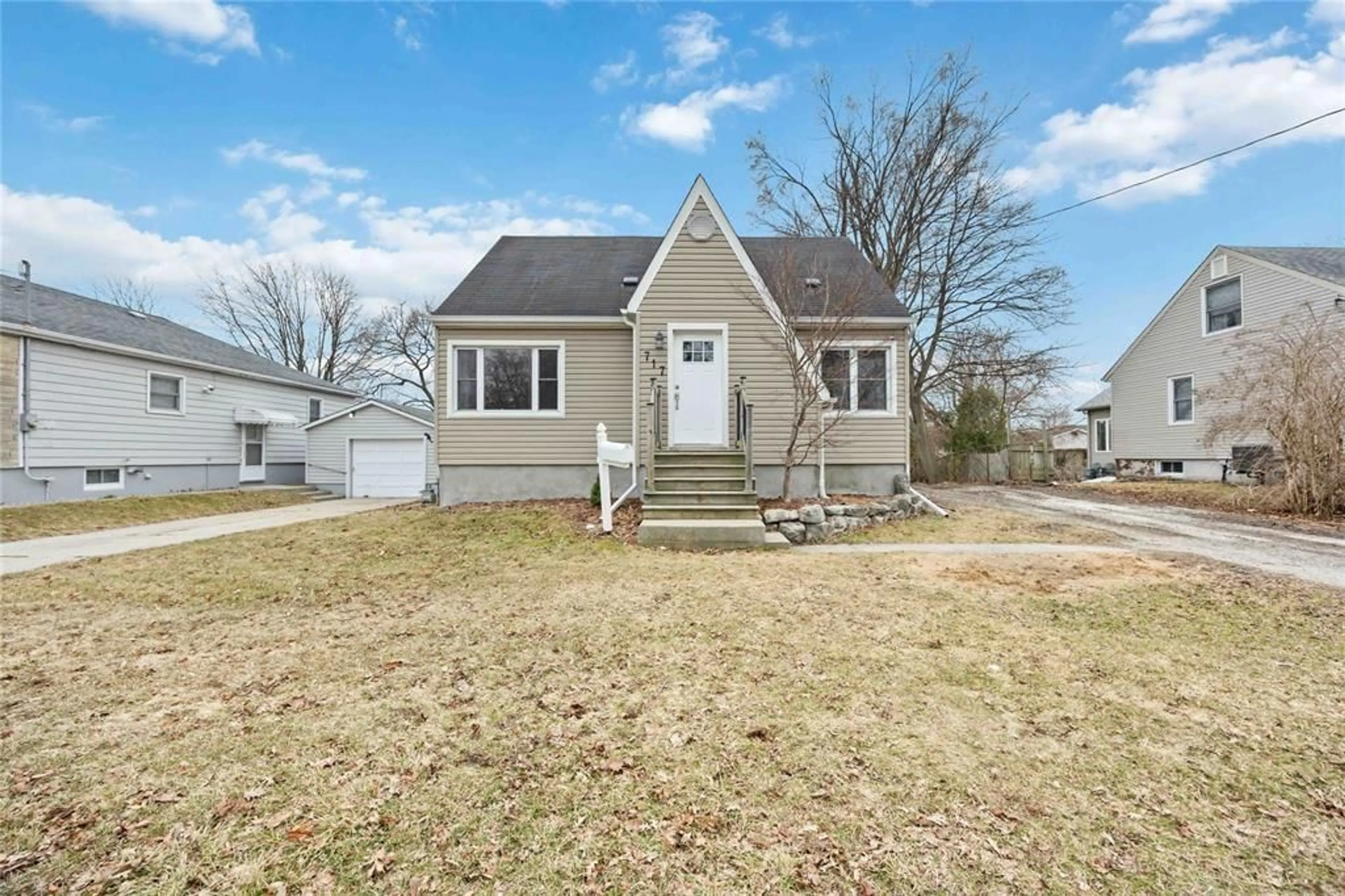 Home with vinyl exterior material, street for 717 Oakdale Ave, Sarnia Ontario N7V 2B1