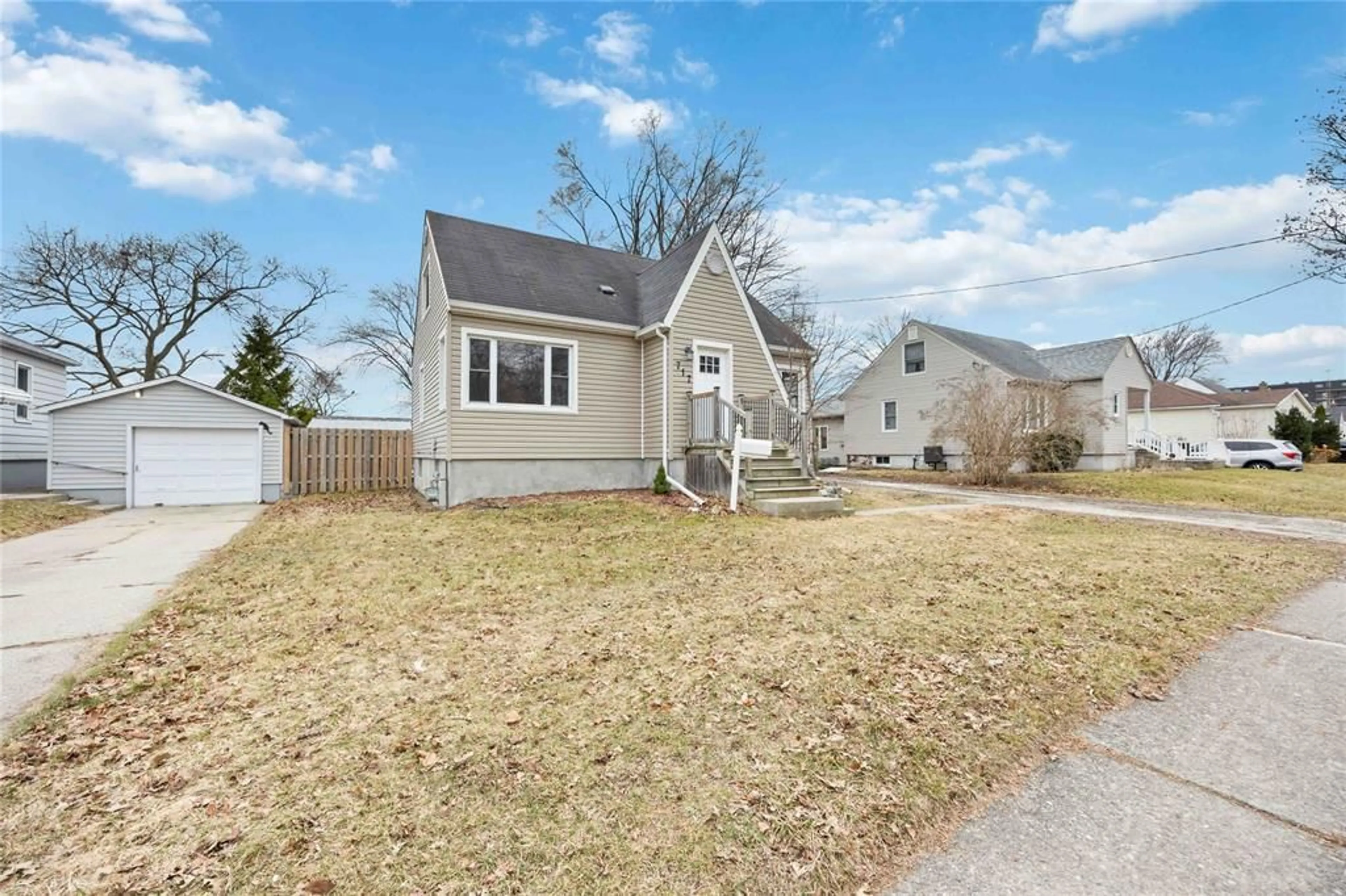 Home with vinyl exterior material, street for 717 Oakdale Ave, Sarnia Ontario N7V 2B1