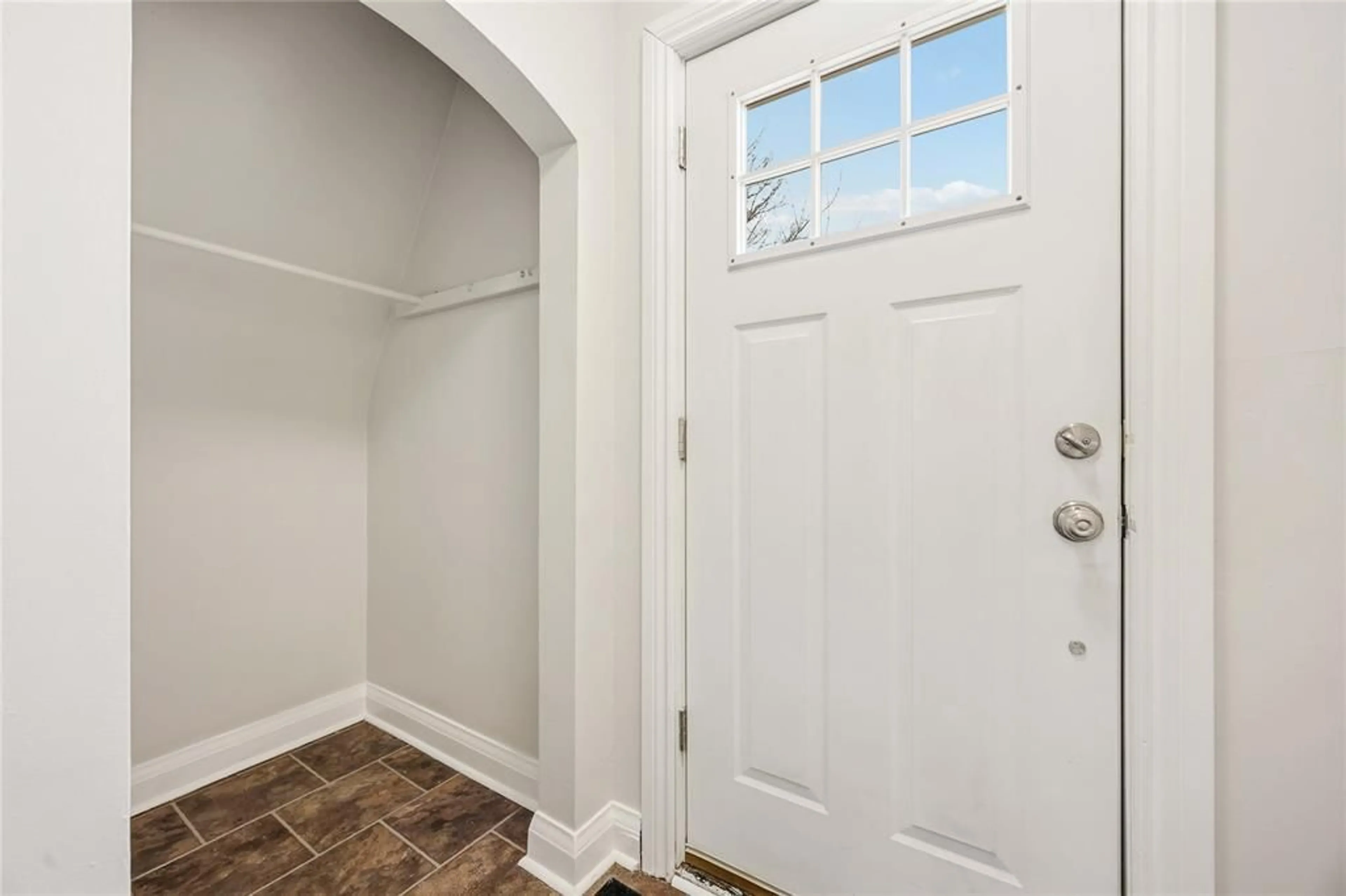 Indoor entryway for 717 Oakdale Ave, Sarnia Ontario N7V 2B1