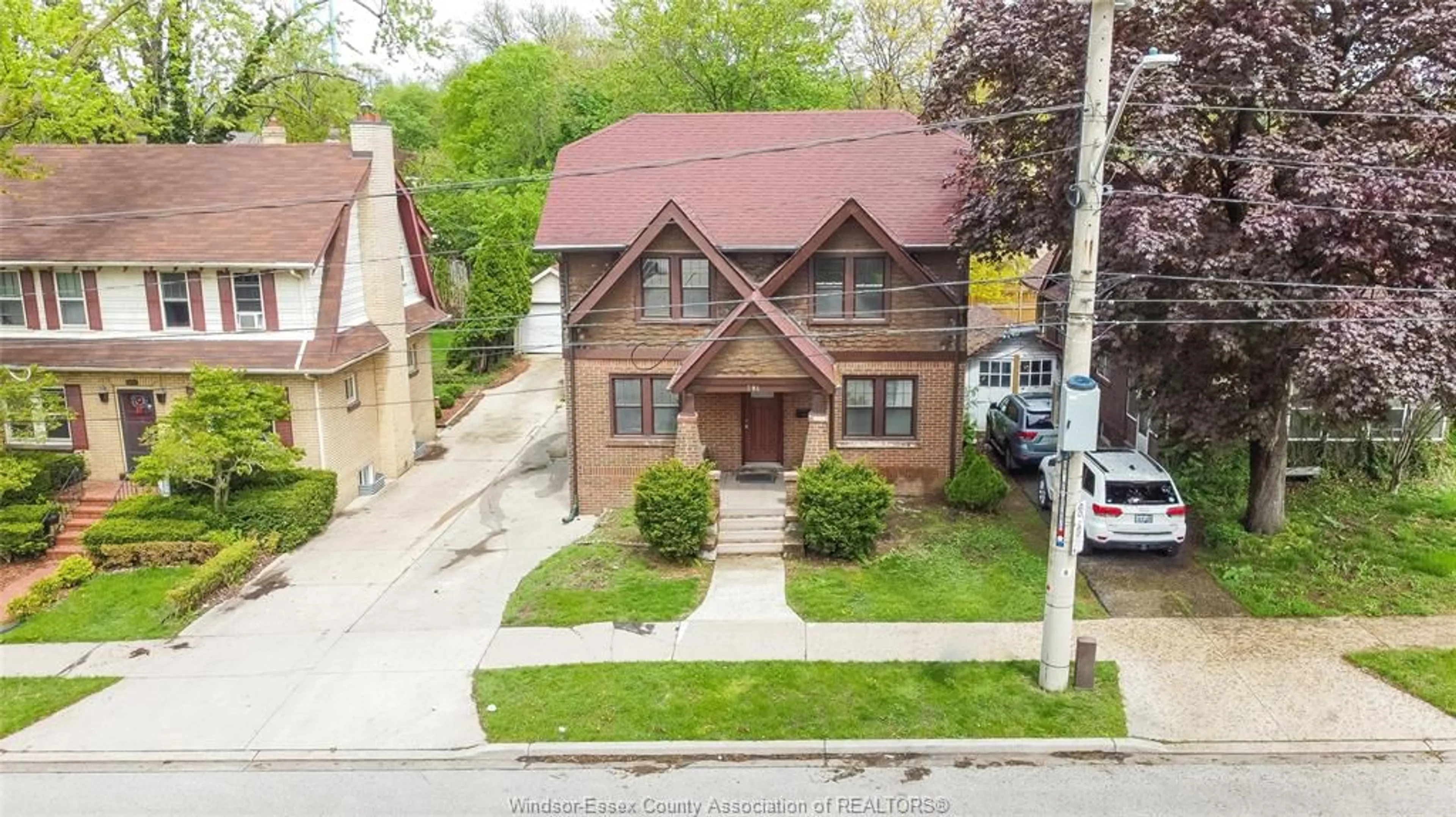 A pic from outside/outdoor area/front of a property/back of a property/a pic from drone, street for 384 DETROIT, Windsor Ontario N9C 2P5