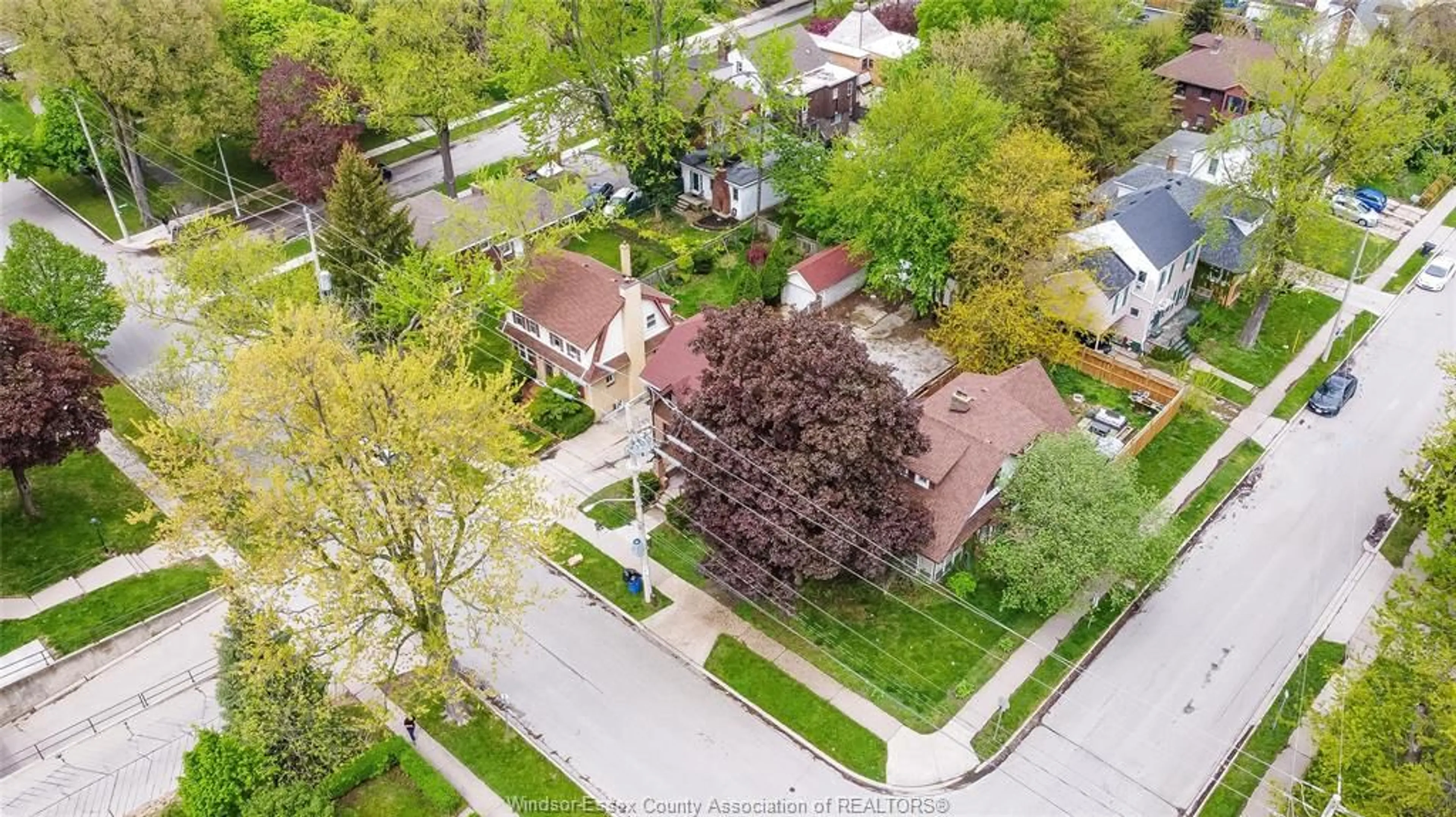 A pic from outside/outdoor area/front of a property/back of a property/a pic from drone, street for 384 DETROIT, Windsor Ontario N9C 2P5