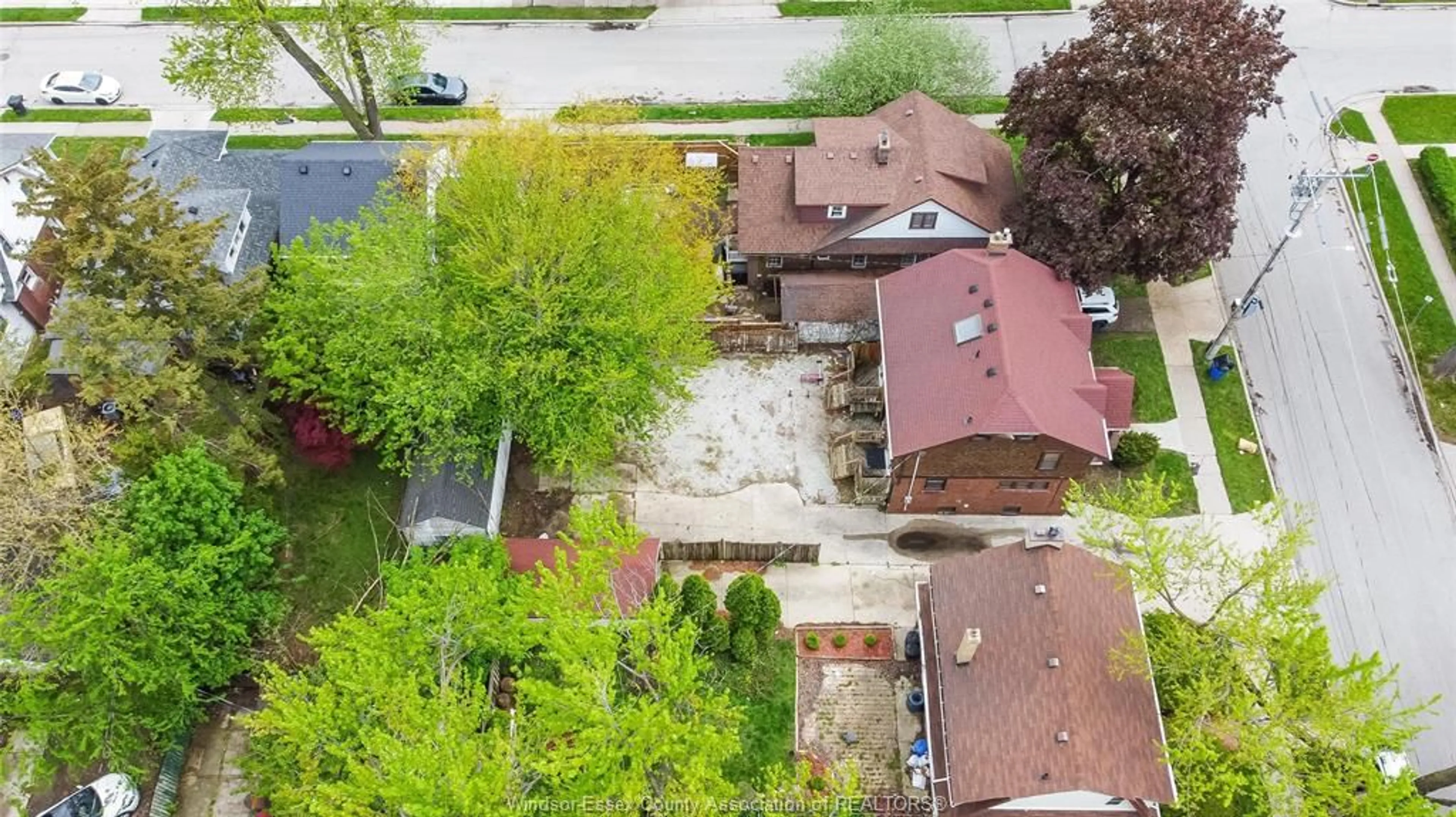 A pic from outside/outdoor area/front of a property/back of a property/a pic from drone, street for 384 DETROIT, Windsor Ontario N9C 2P5