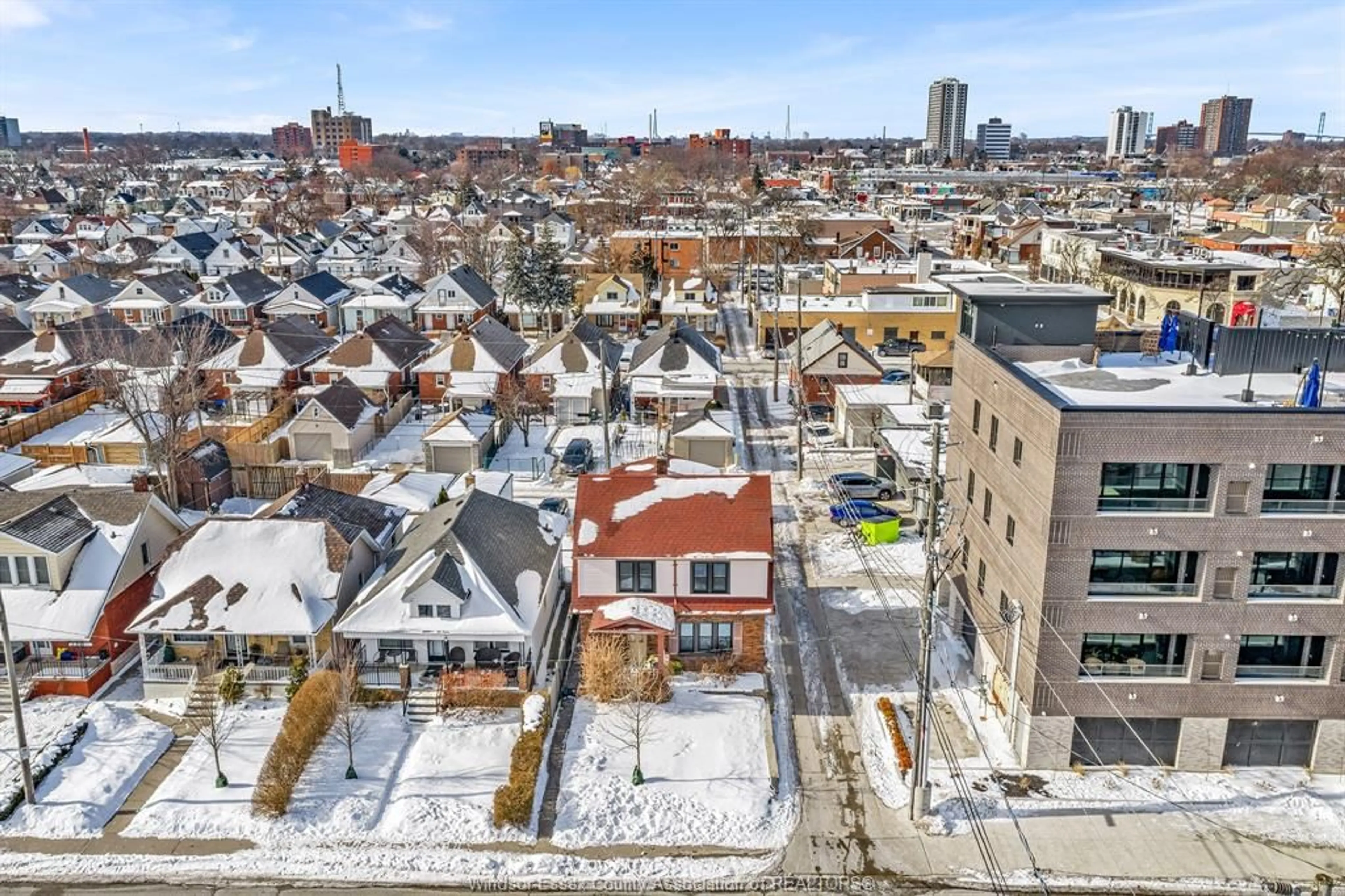 A pic from outside/outdoor area/front of a property/back of a property/a pic from drone, city buildings view from balcony for 1027 MARENTETTE Ave, Windsor Ontario N9A 2A4